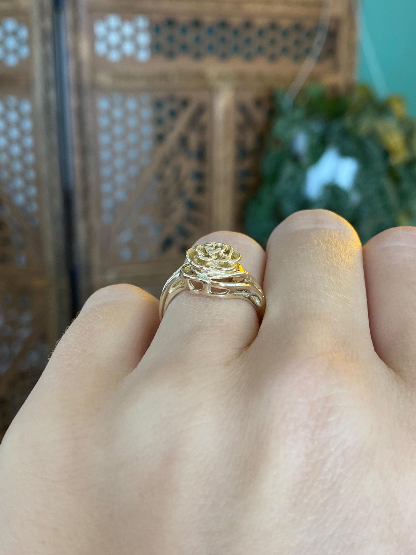 Vintage Solid 14k Yellow Gold Flower Ring - Size 5.5