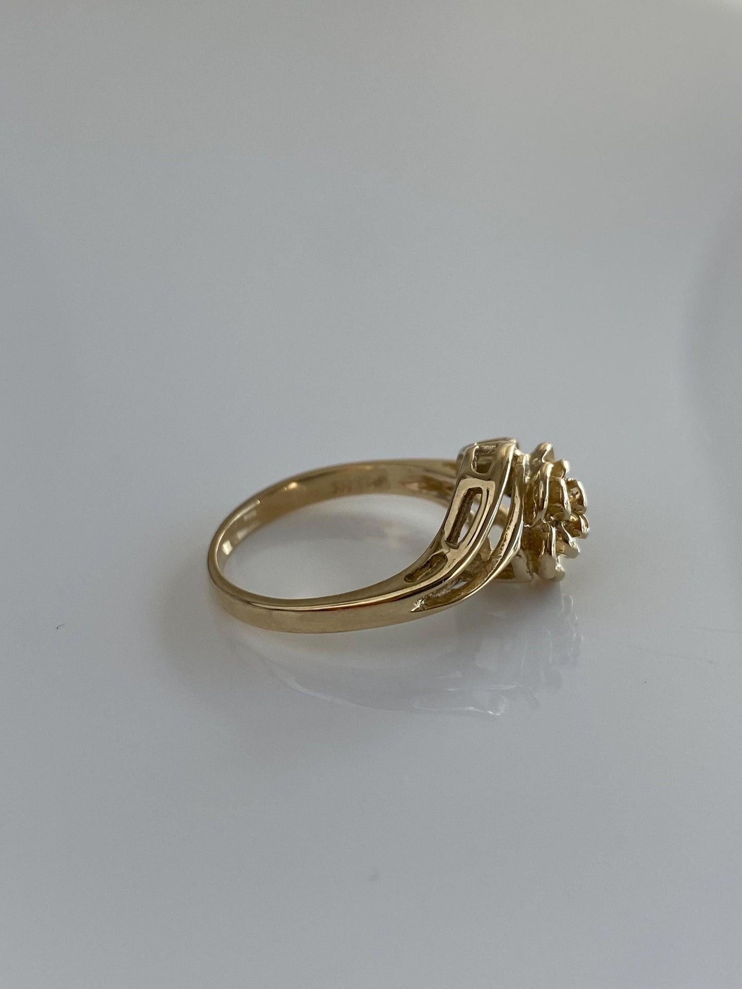 Vintage Solid 14k Yellow Gold Flower Ring - Size 5.5