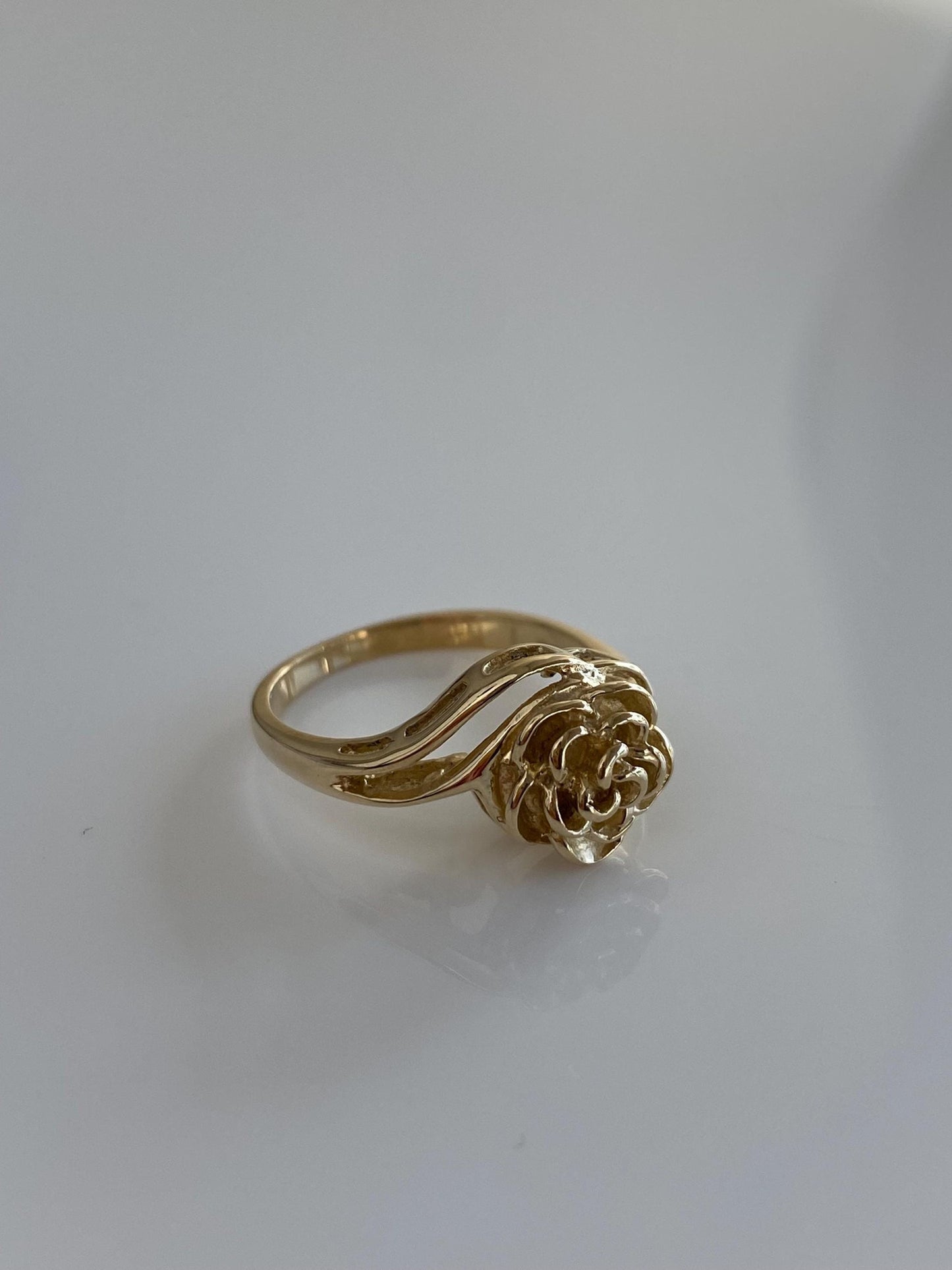 Vintage Solid 14k Yellow Gold Flower Ring - Size 5.5