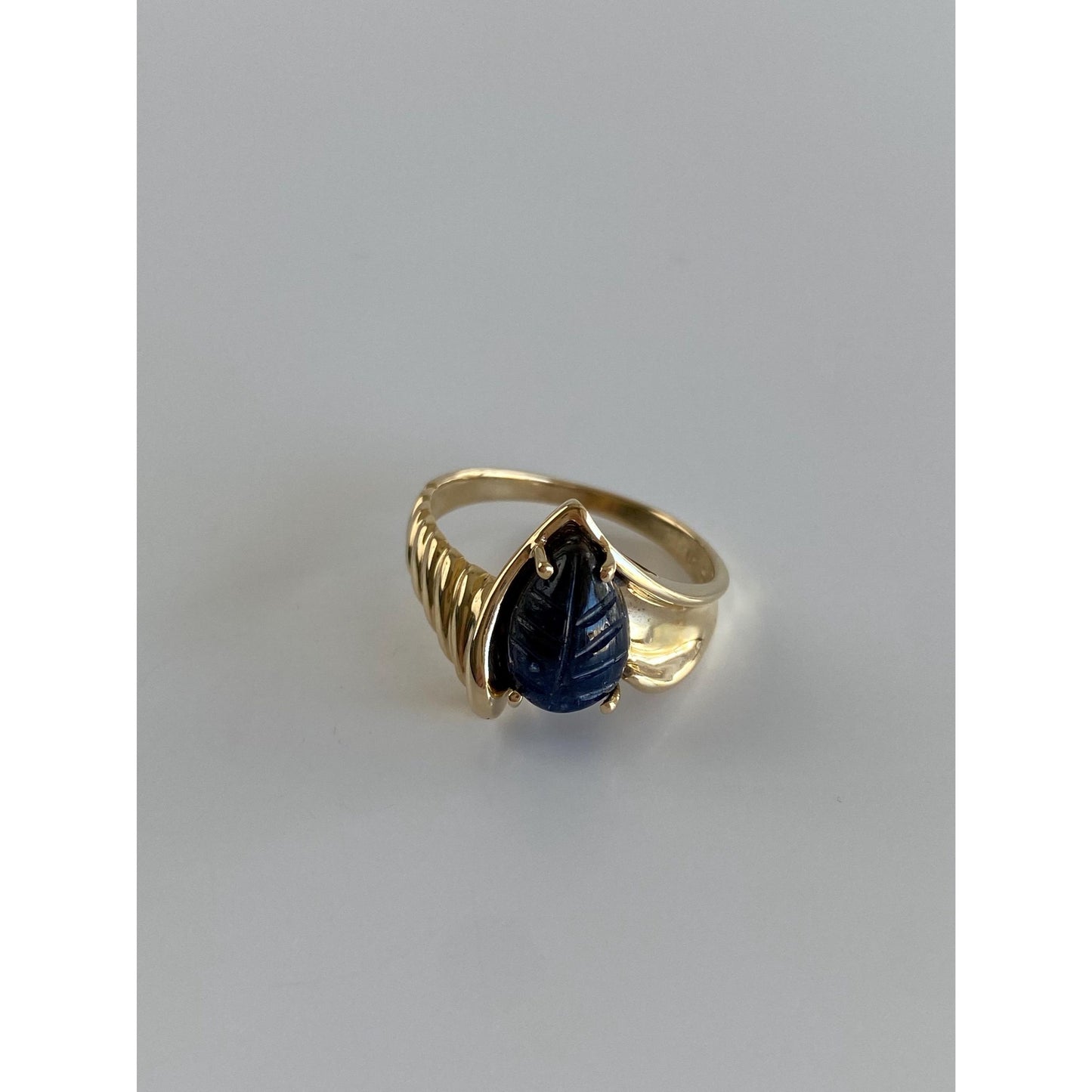 Vintage Solid 10k Yellow Gold Carved Blue Sapphire Ring - Size 7.75