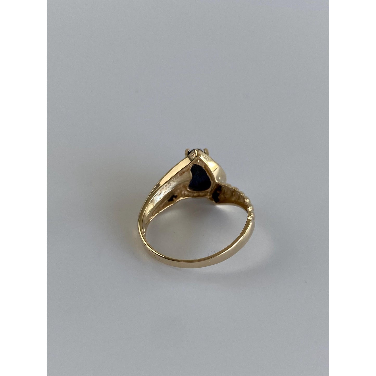 Vintage Solid 10k Yellow Gold Carved Blue Sapphire Ring - Size 7.75