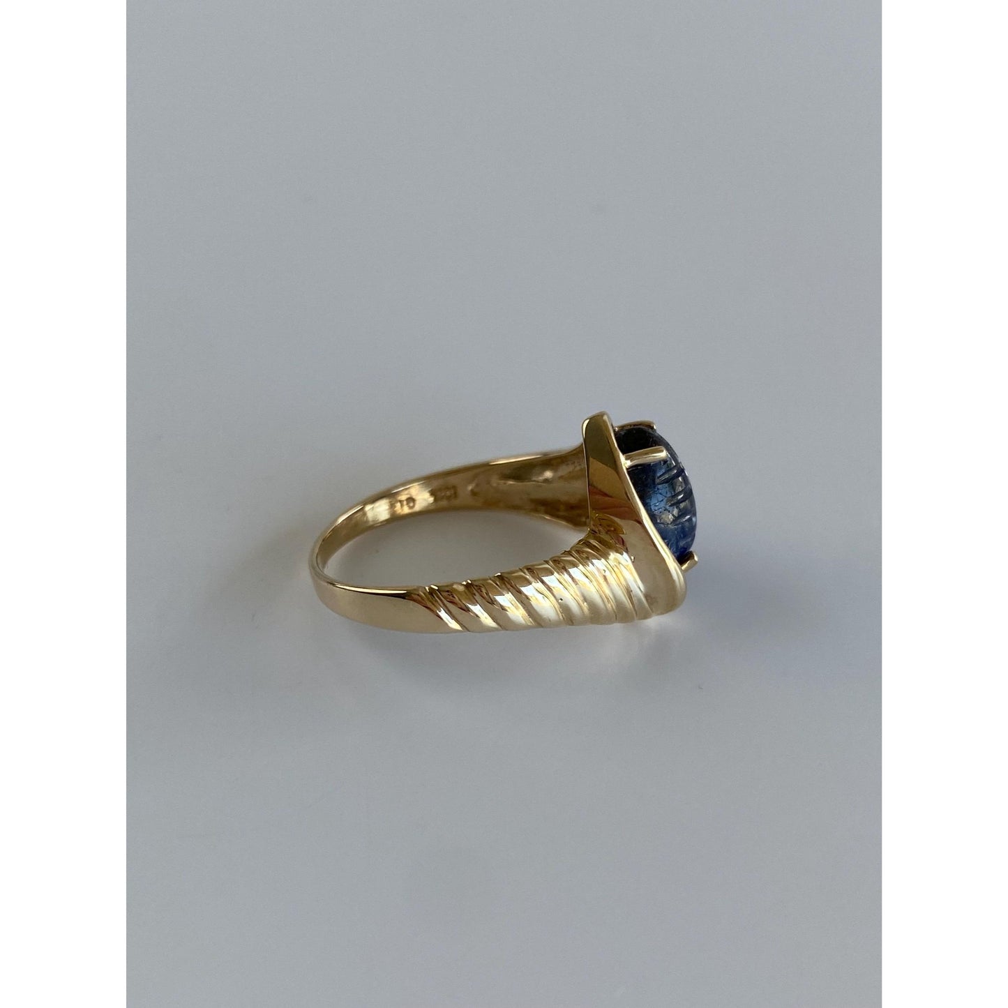 Vintage Solid 10k Yellow Gold Carved Blue Sapphire Ring - Size 7.75