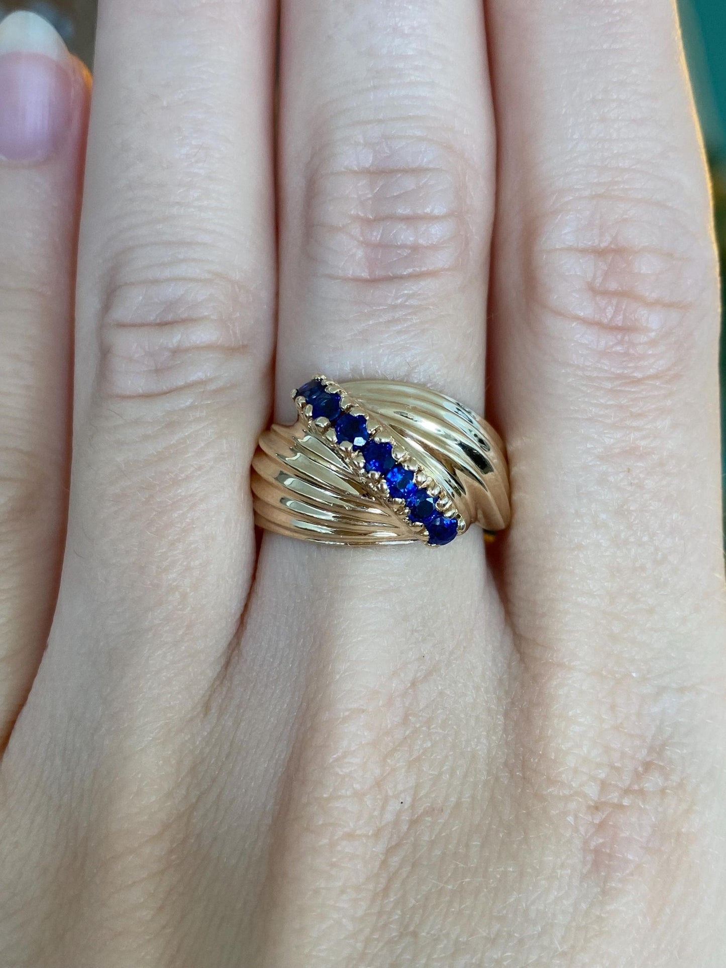 Solid 14k Yellow Gold Blue Sapphire Scalloped Ring - Size 8.75