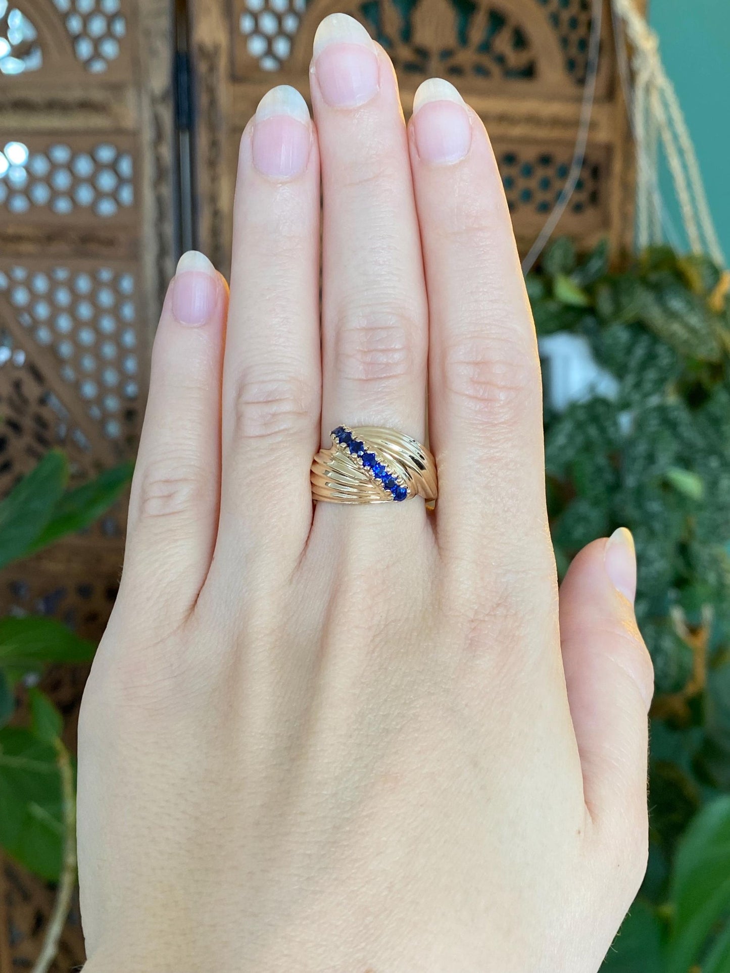 Solid 14k Yellow Gold Blue Sapphire Scalloped Ring - Size 8.75
