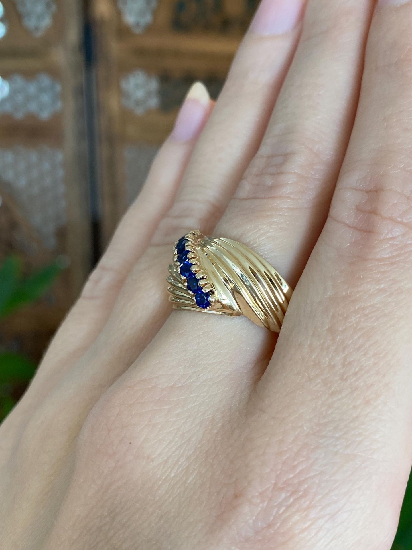 Solid 14k Yellow Gold Blue Sapphire Scalloped Ring - Size 8.75