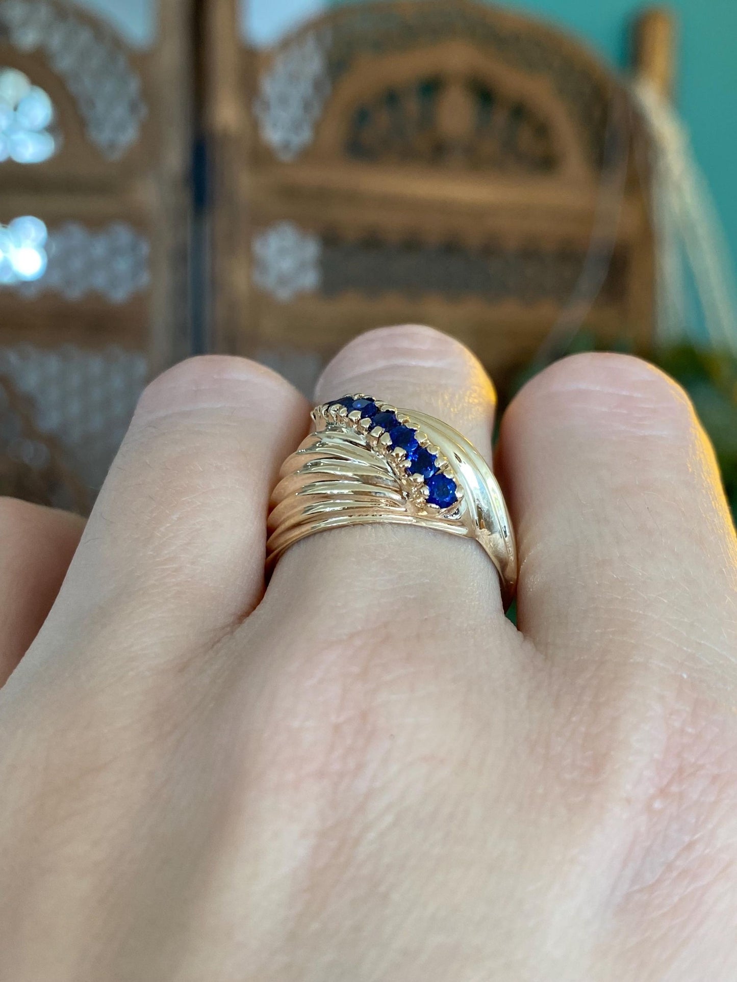 Solid 14k Yellow Gold Blue Sapphire Scalloped Ring - Size 8.75