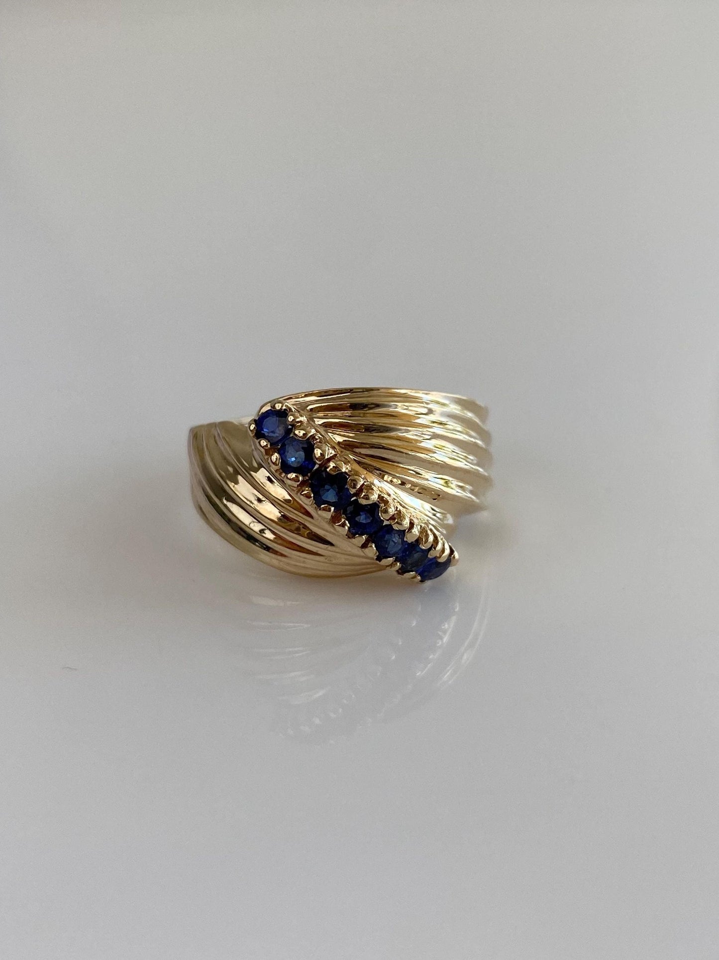 Solid 14k Yellow Gold Blue Sapphire Scalloped Ring - Size 8.75