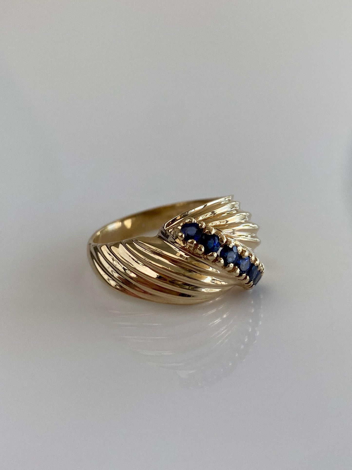 Solid 14k Yellow Gold Blue Sapphire Scalloped Ring - Size 8.75
