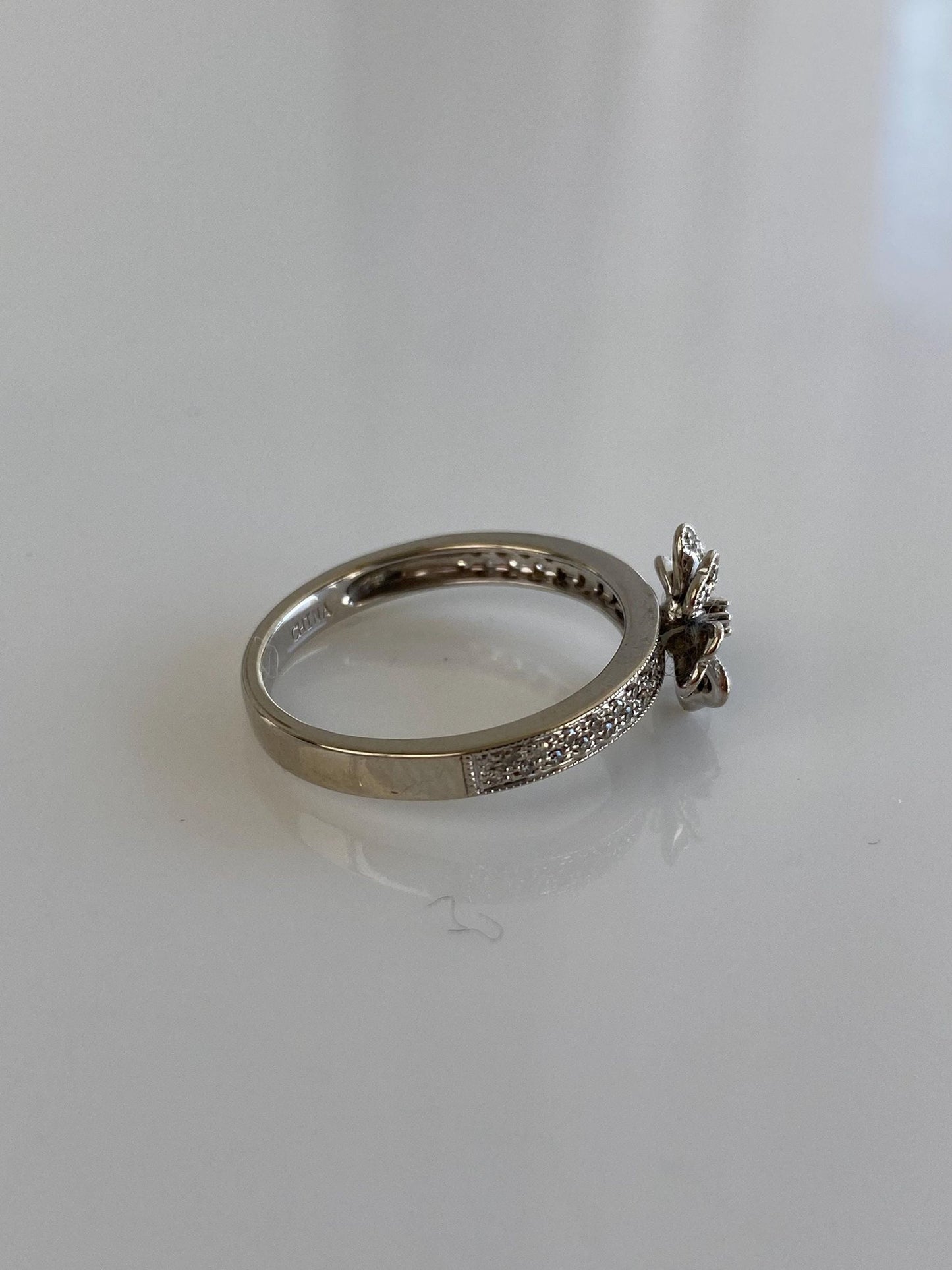 Vintage Solid 14k White Gold Diamond Flower Ring - Size 6.75