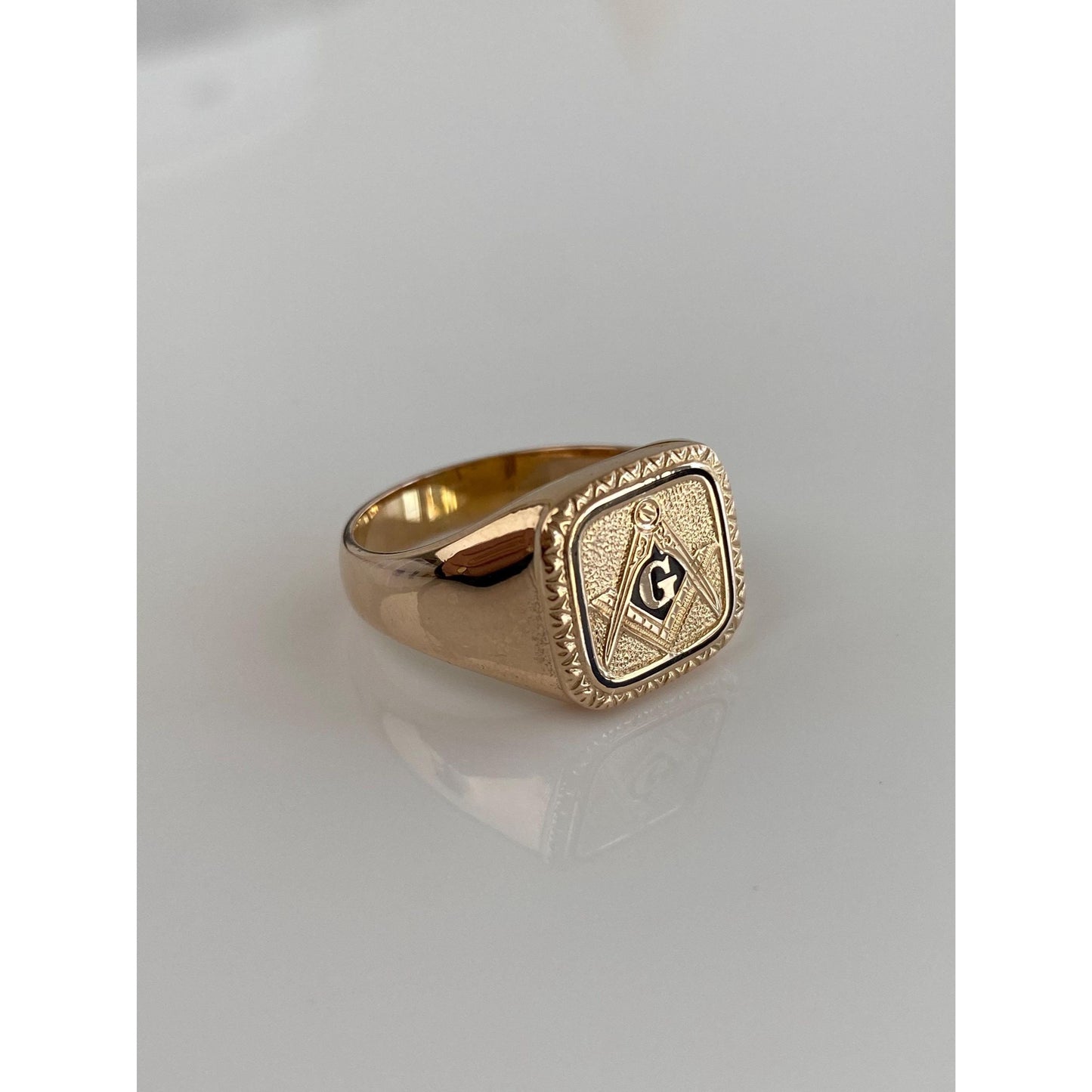 Vintage Solid 10k Rosey Gold Enamel Freemason Signet Ring - Size 9.25