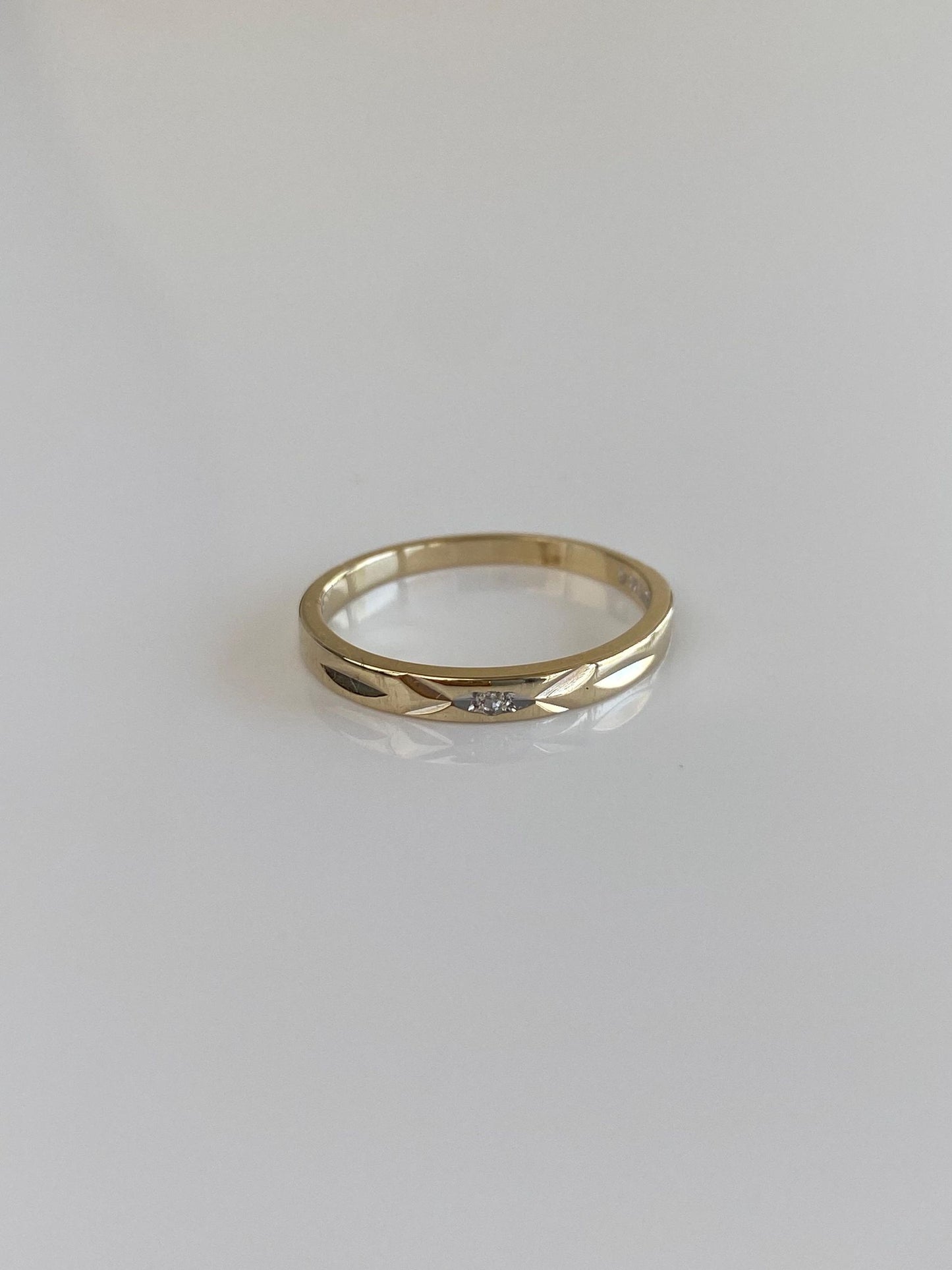 Vintage Solid 14k Yellow Gold Diamond Diamond Cut Ring Band - Size 5.25