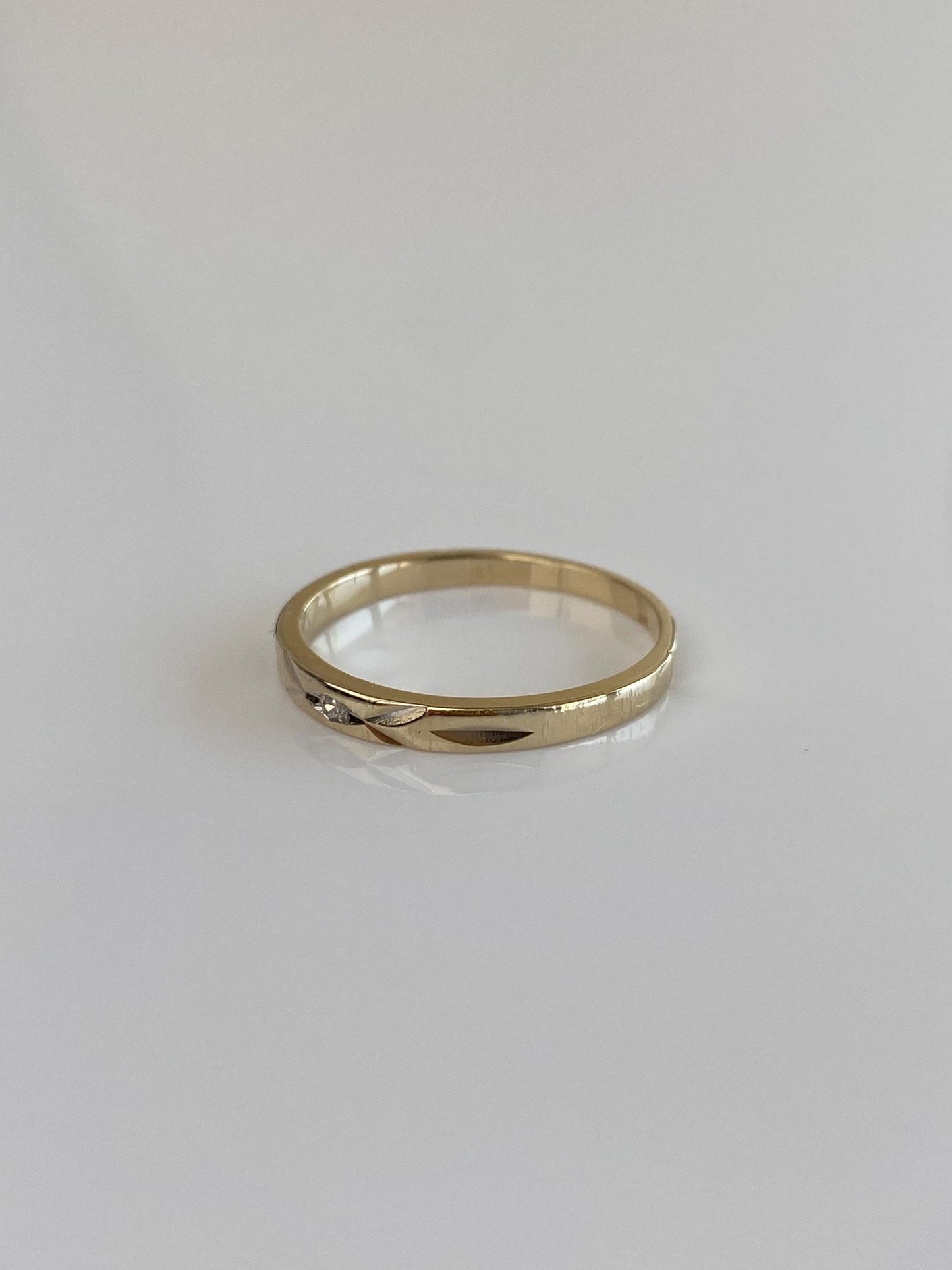 Vintage Solid 14k Yellow Gold Diamond Diamond Cut Ring Band - Size 5.25