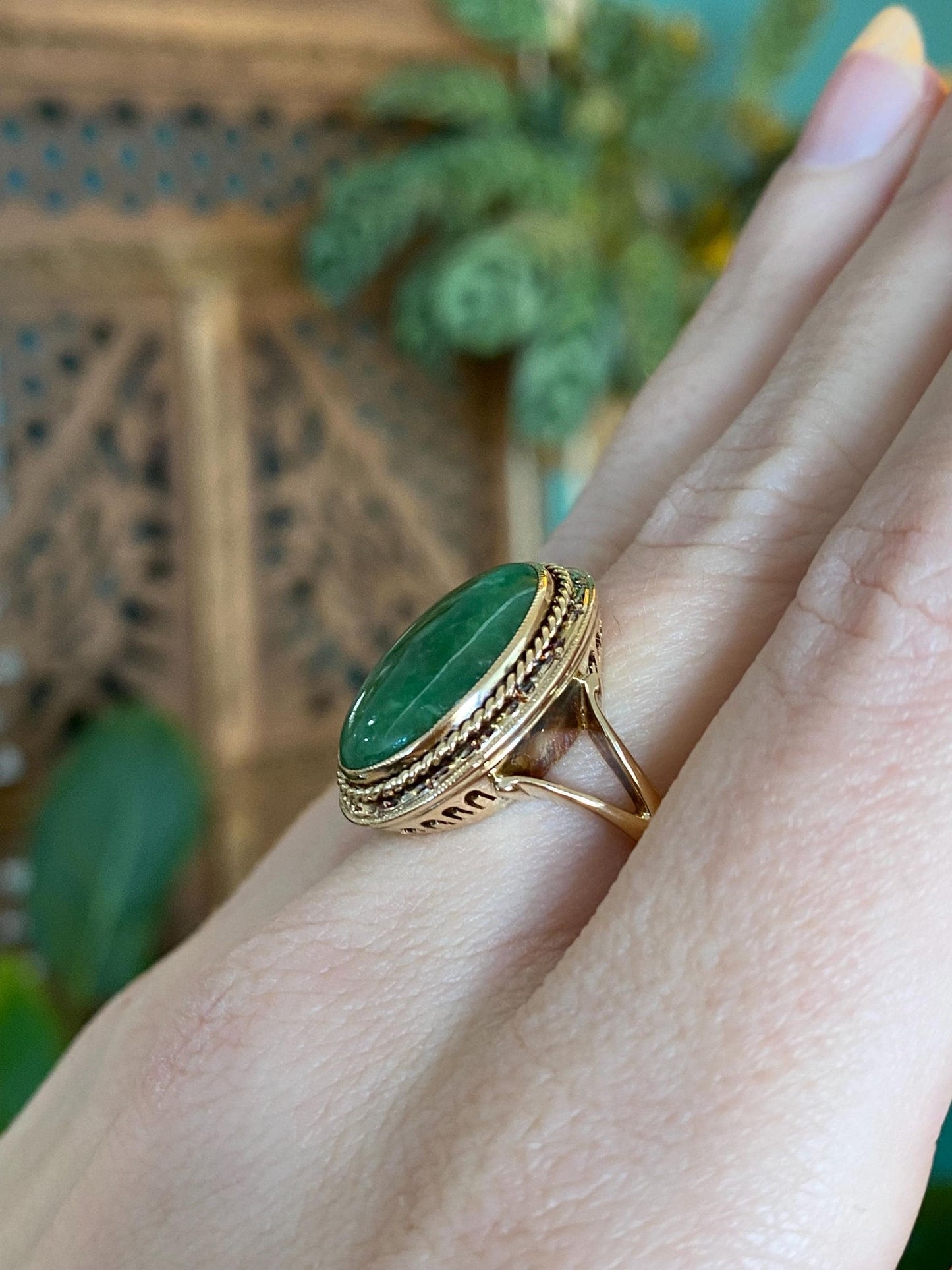 Vintage Solid 18k Yellow Gold Jade Ring - Size 7.25