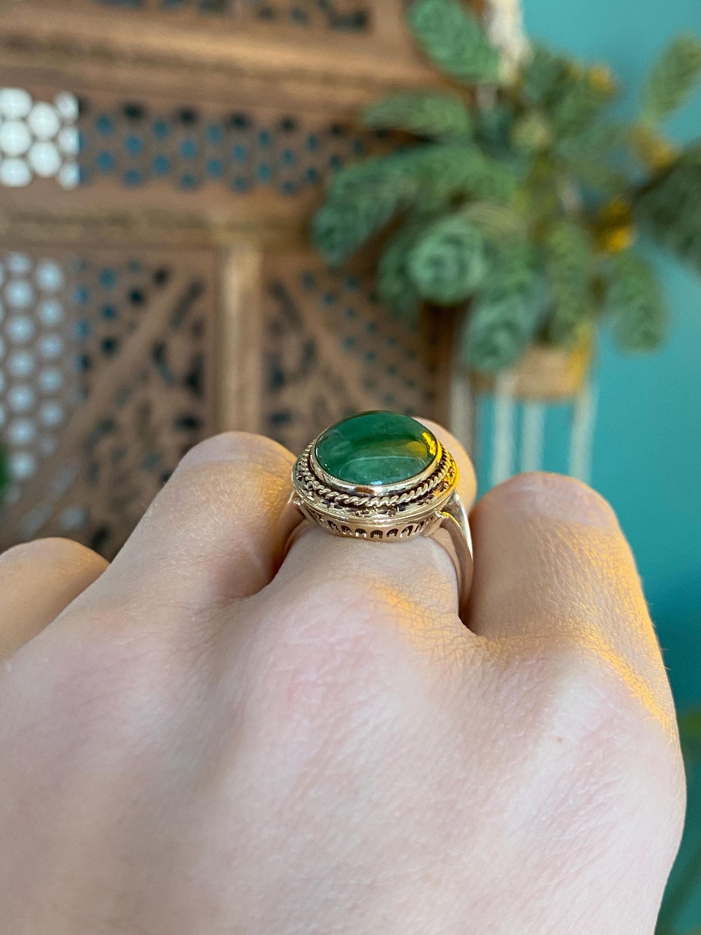 Vintage Solid 18k Yellow Gold Jade Ring - Size 7.25