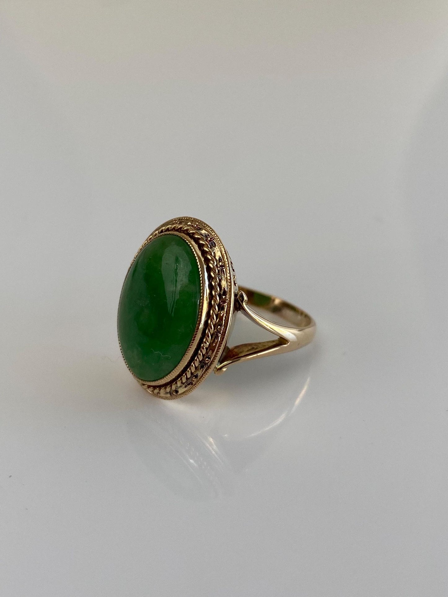 Vintage Solid 18k Yellow Gold Jade Ring - Size 7.25