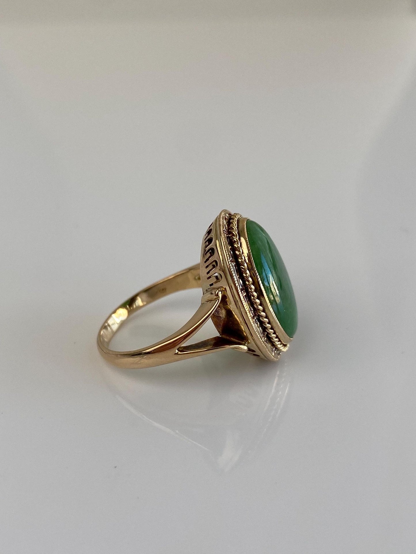 Vintage Solid 18k Yellow Gold Jade Ring - Size 7.25