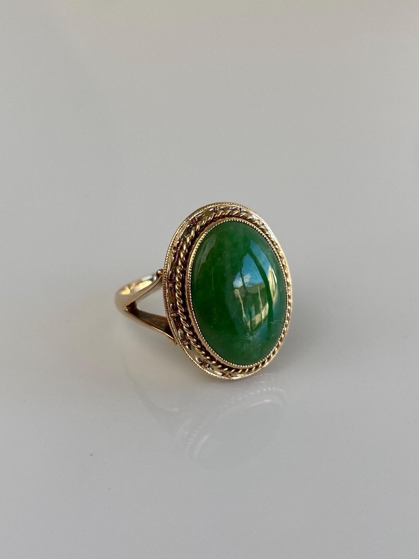 Vintage Solid 18k Yellow Gold Jade Ring - Size 7.25