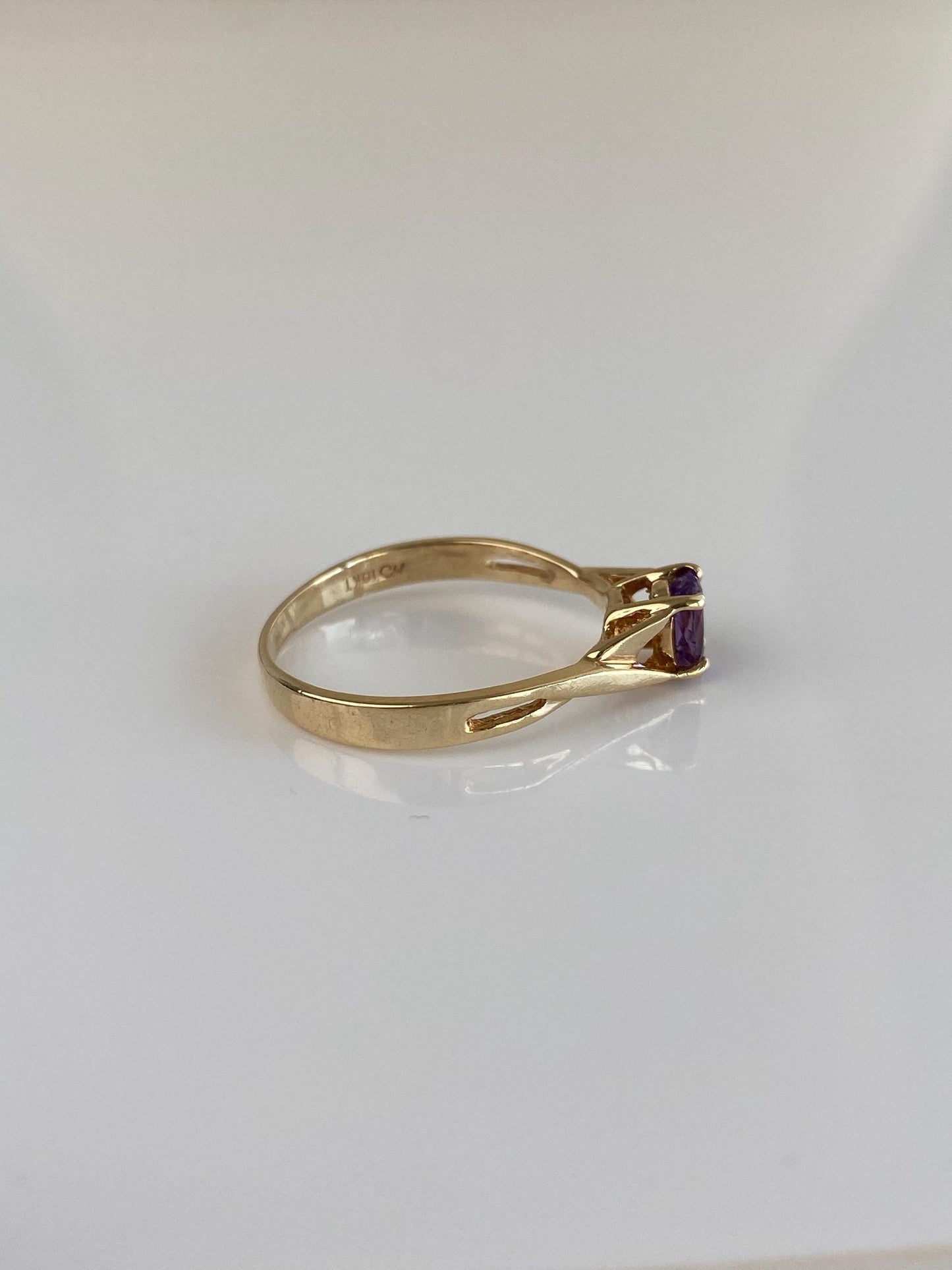Vintage Solid 10k Yellow Gold Amethyst Twist Ring - Size 7.25