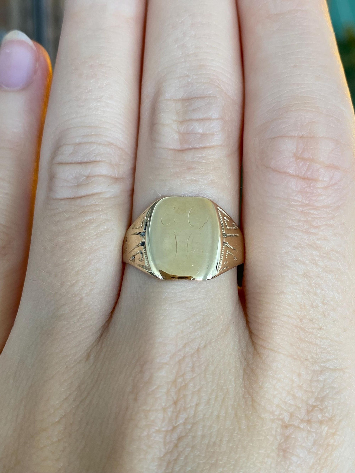Vintage Solid 10k Yellow Gold Design Signet Ring - Size 9