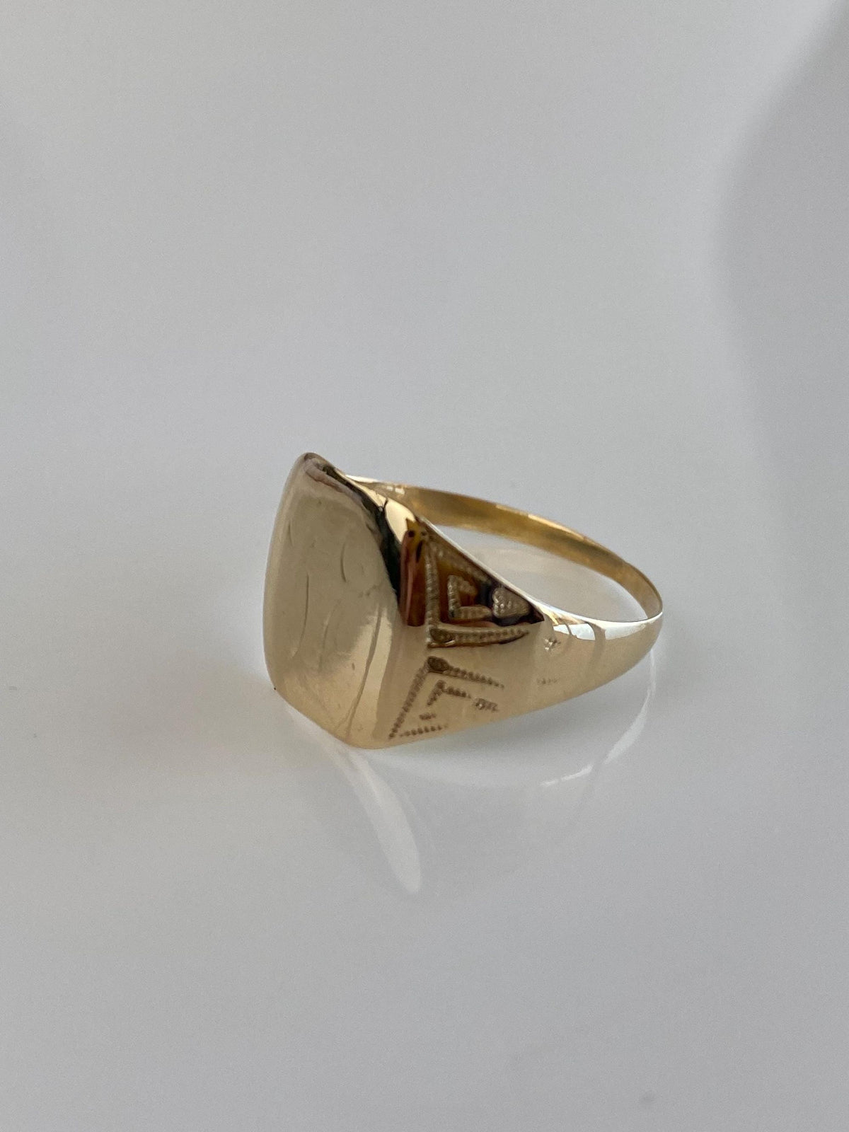 Vintage Solid 10k Yellow Gold Design Signet Ring - Size 9