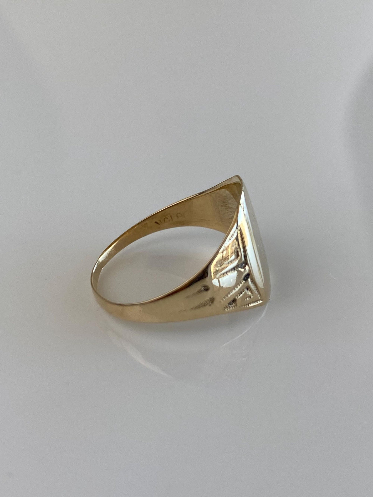 Vintage Solid 10k Yellow Gold Design Signet Ring - Size 9