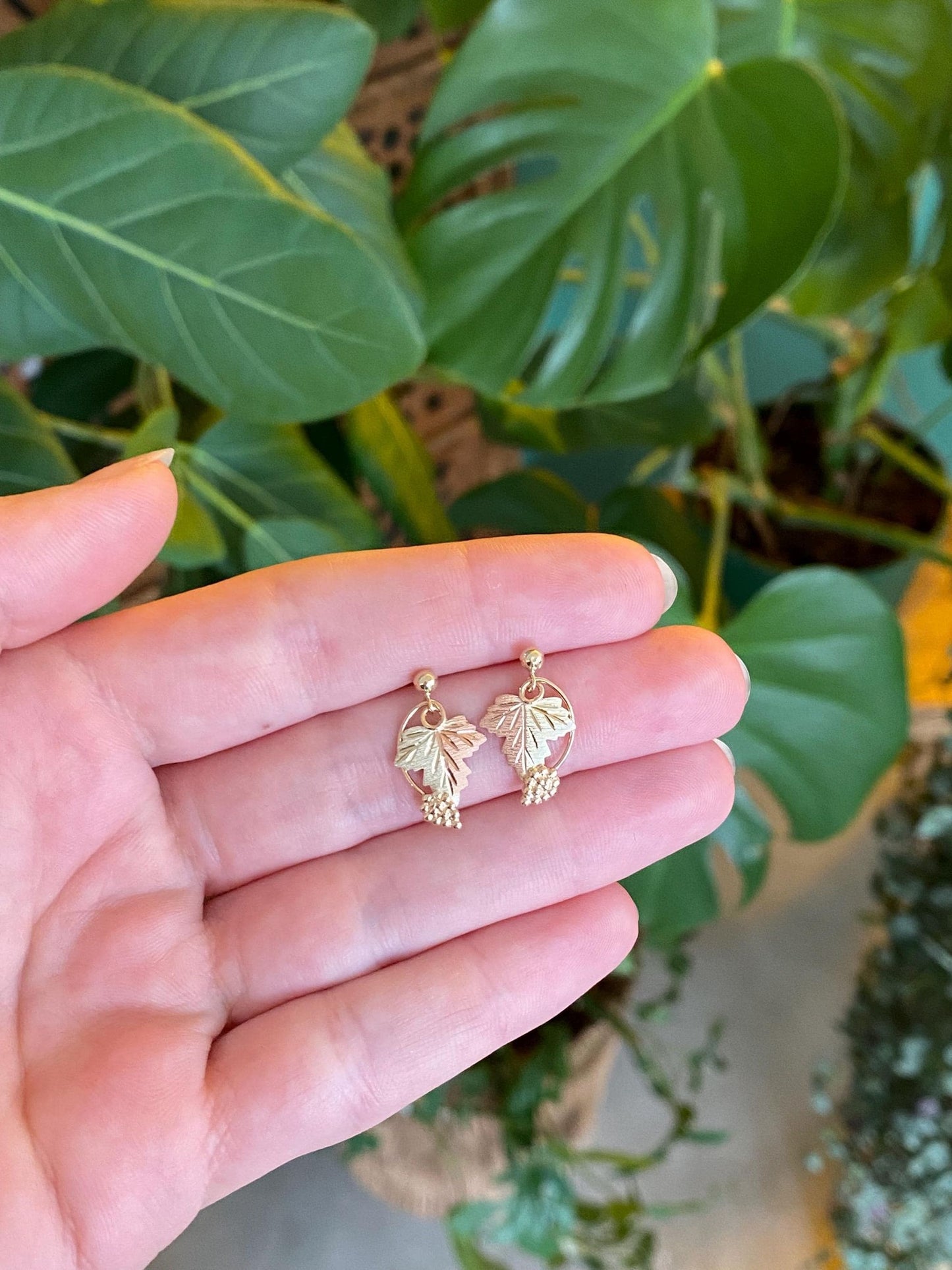 Vintage Solid 10k Black Hills Gold Grapevine Dangle Stud Earrings