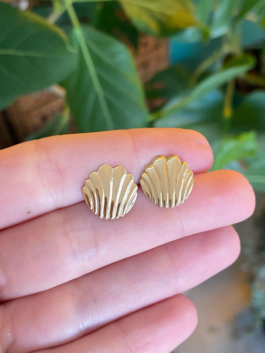 Vintage Solid 14k Yellow Gold Scalloped Shell Stud Earrings