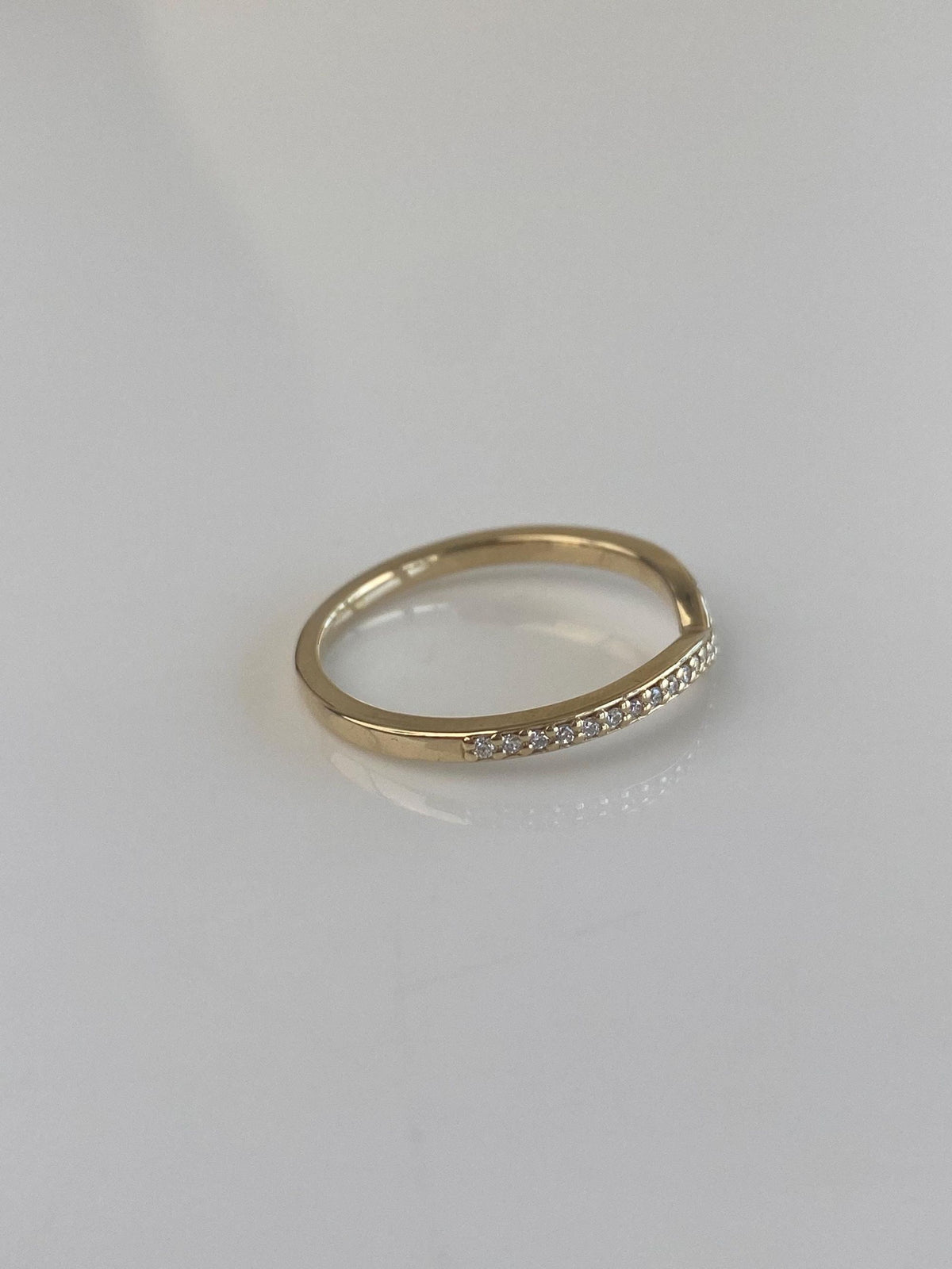 Vintage Solid 14k Yellow Gold Diamond Chevron Ring Band - Size 6.75