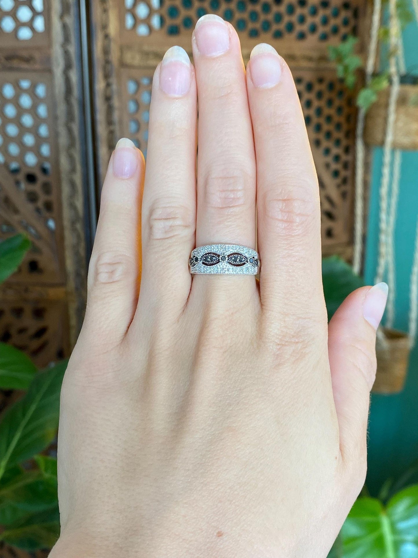 Vintage Solid 10k White Gold Black & Clear Diamond Ring Band - Size 7