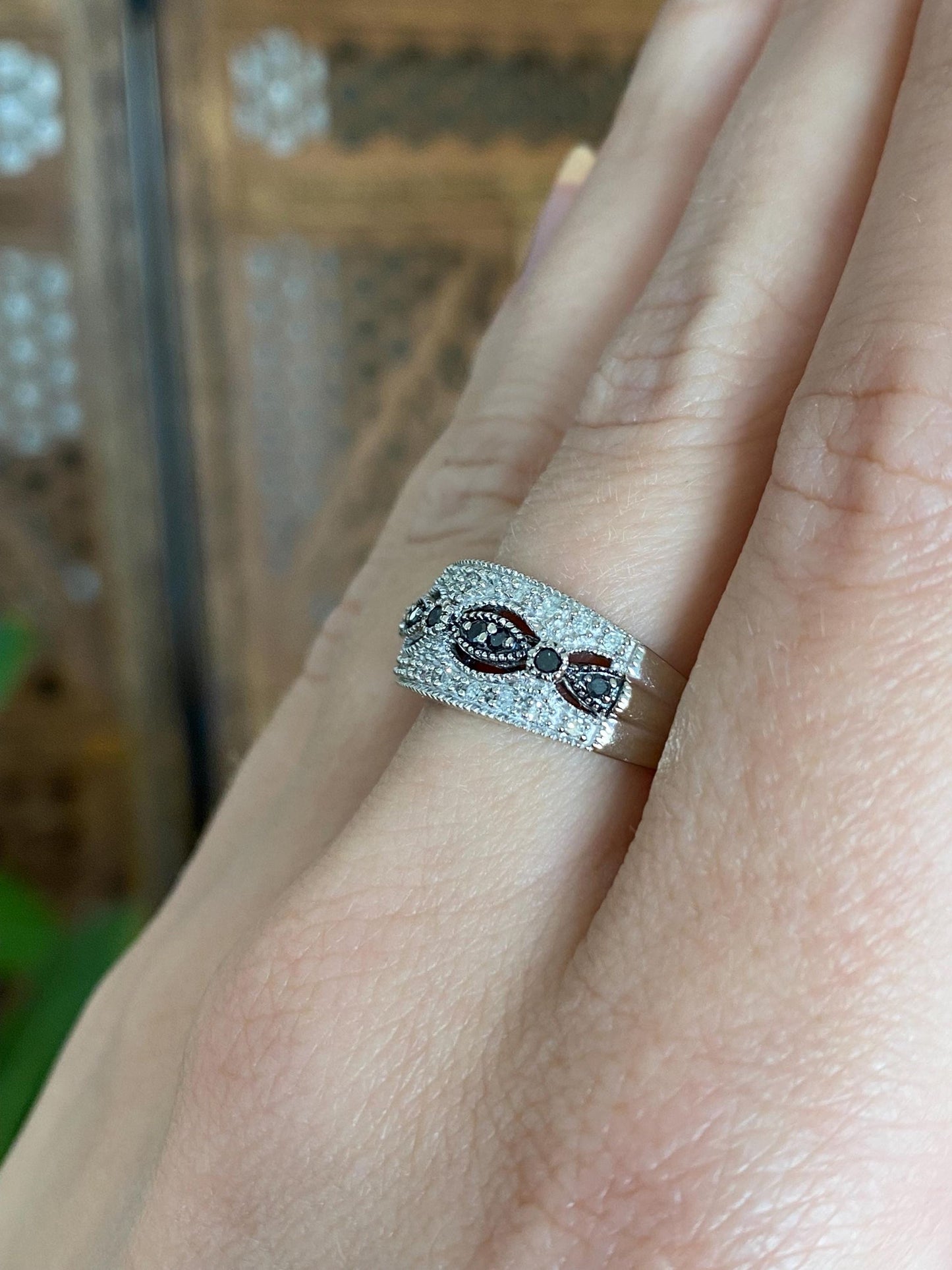 Vintage Solid 10k White Gold Black & Clear Diamond Ring Band - Size 7