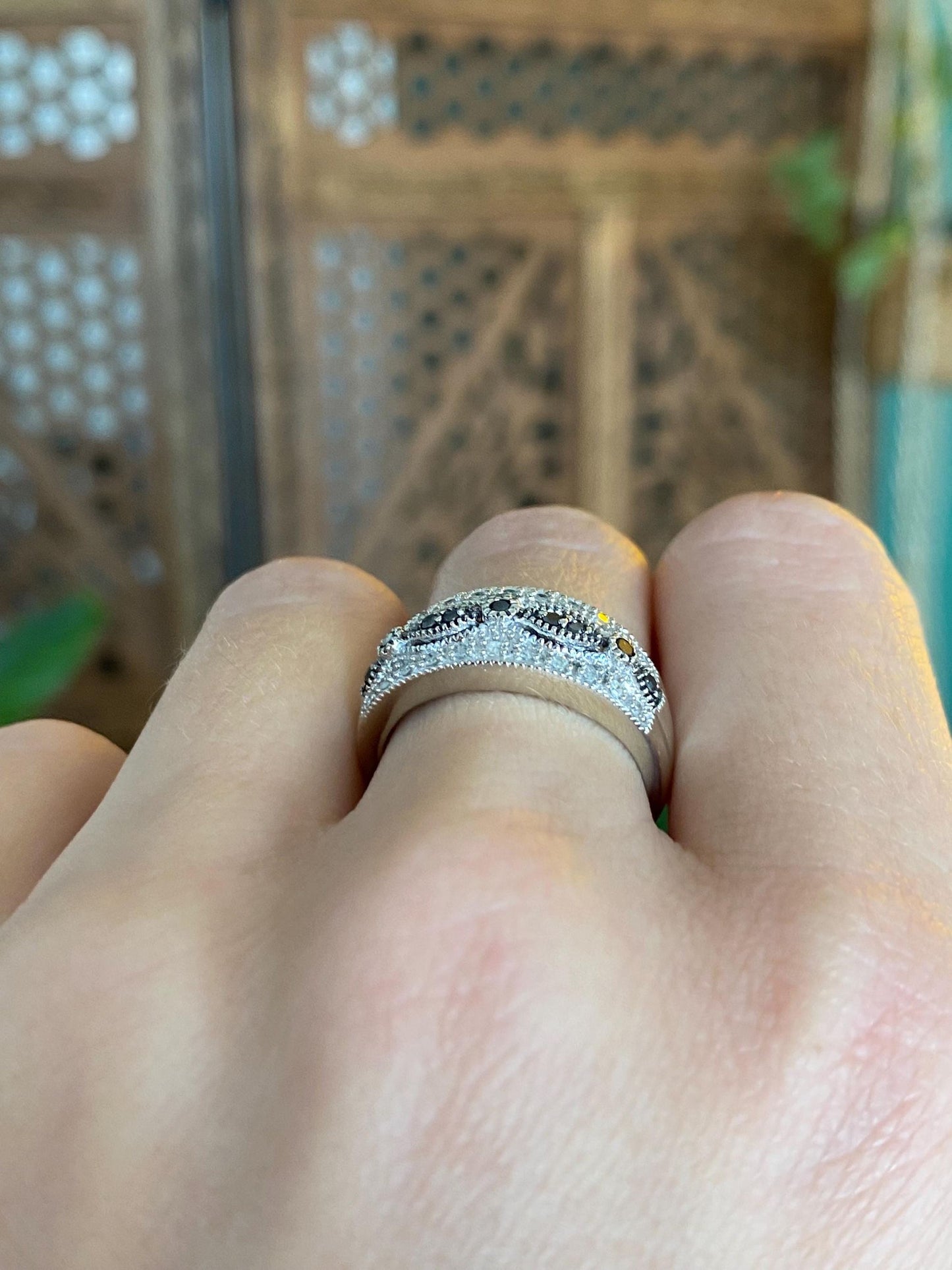 Vintage Solid 10k White Gold Black & Clear Diamond Ring Band - Size 7