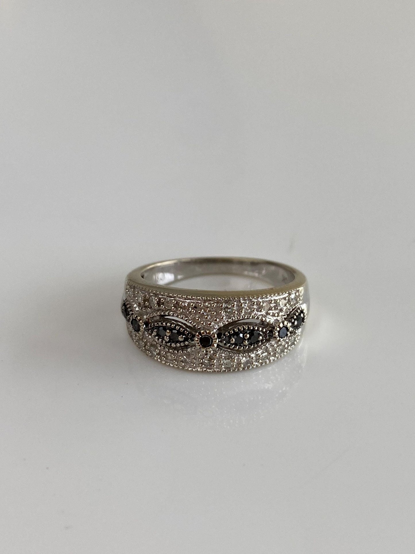 Vintage Solid 10k White Gold Black & Clear Diamond Ring Band - Size 7