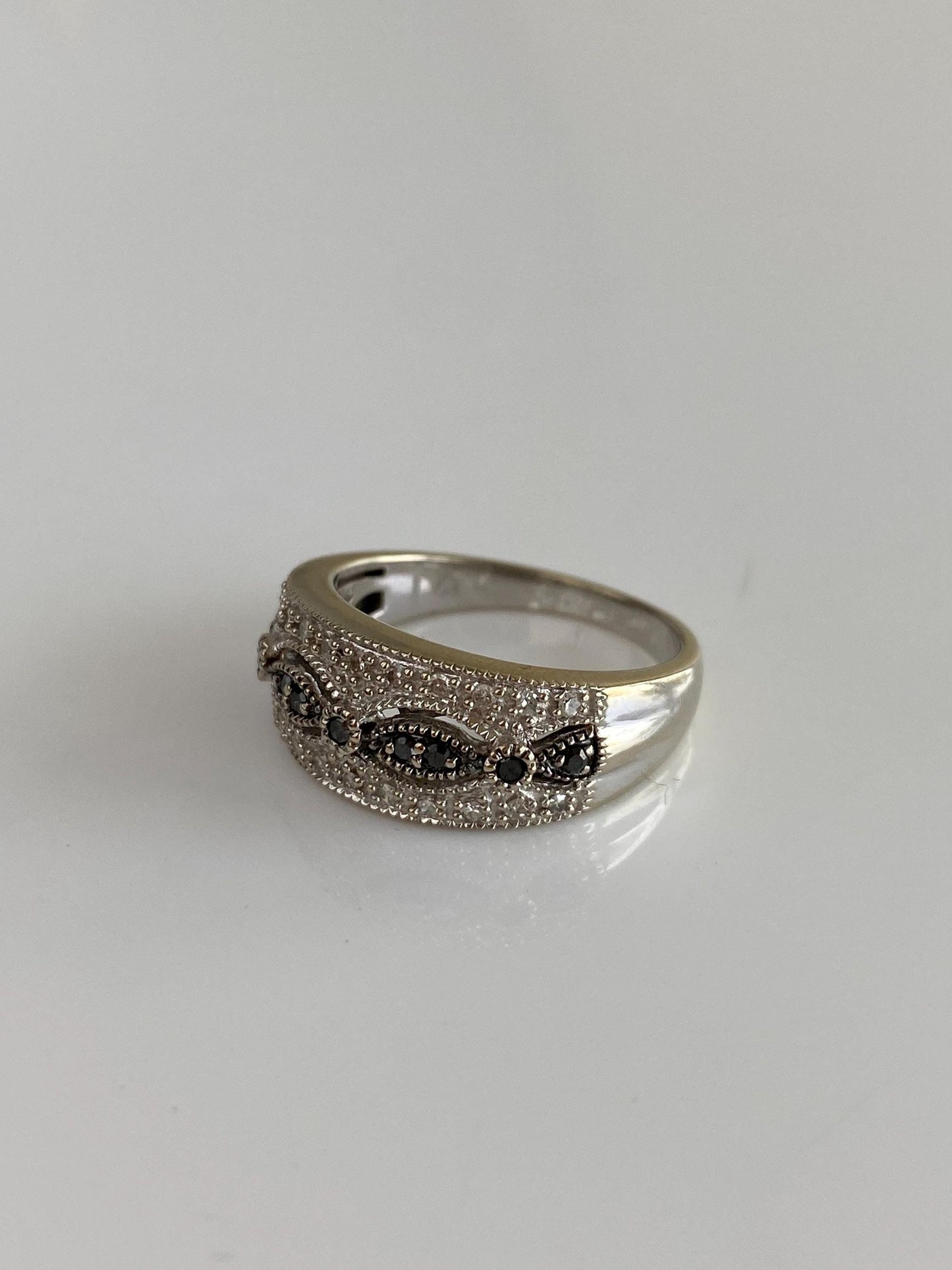 Vintage Solid 10k White Gold Black & Clear Diamond Ring Band - Size 7