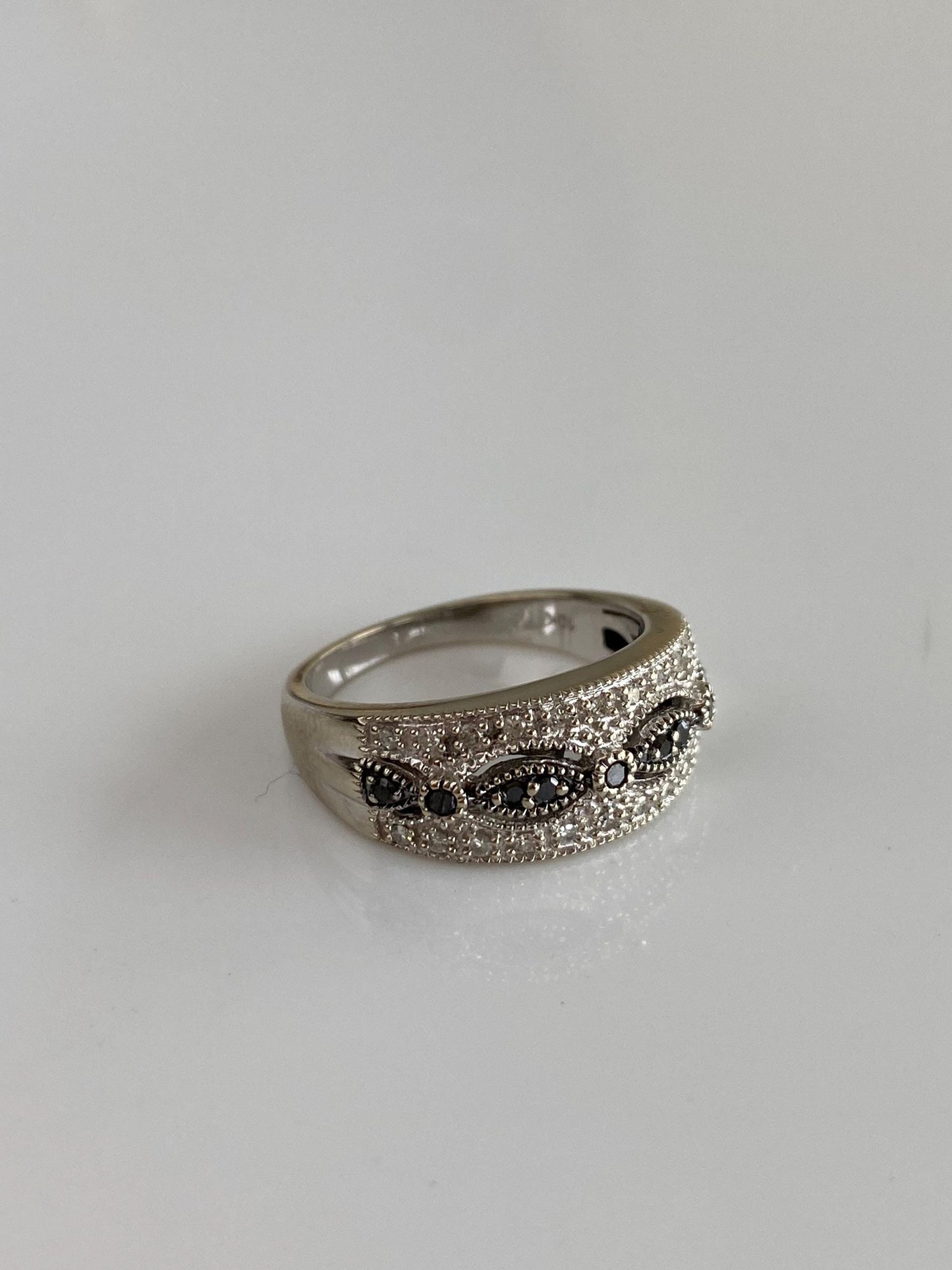 Vintage Solid 10k White Gold Black & Clear Diamond Ring Band - Size 7