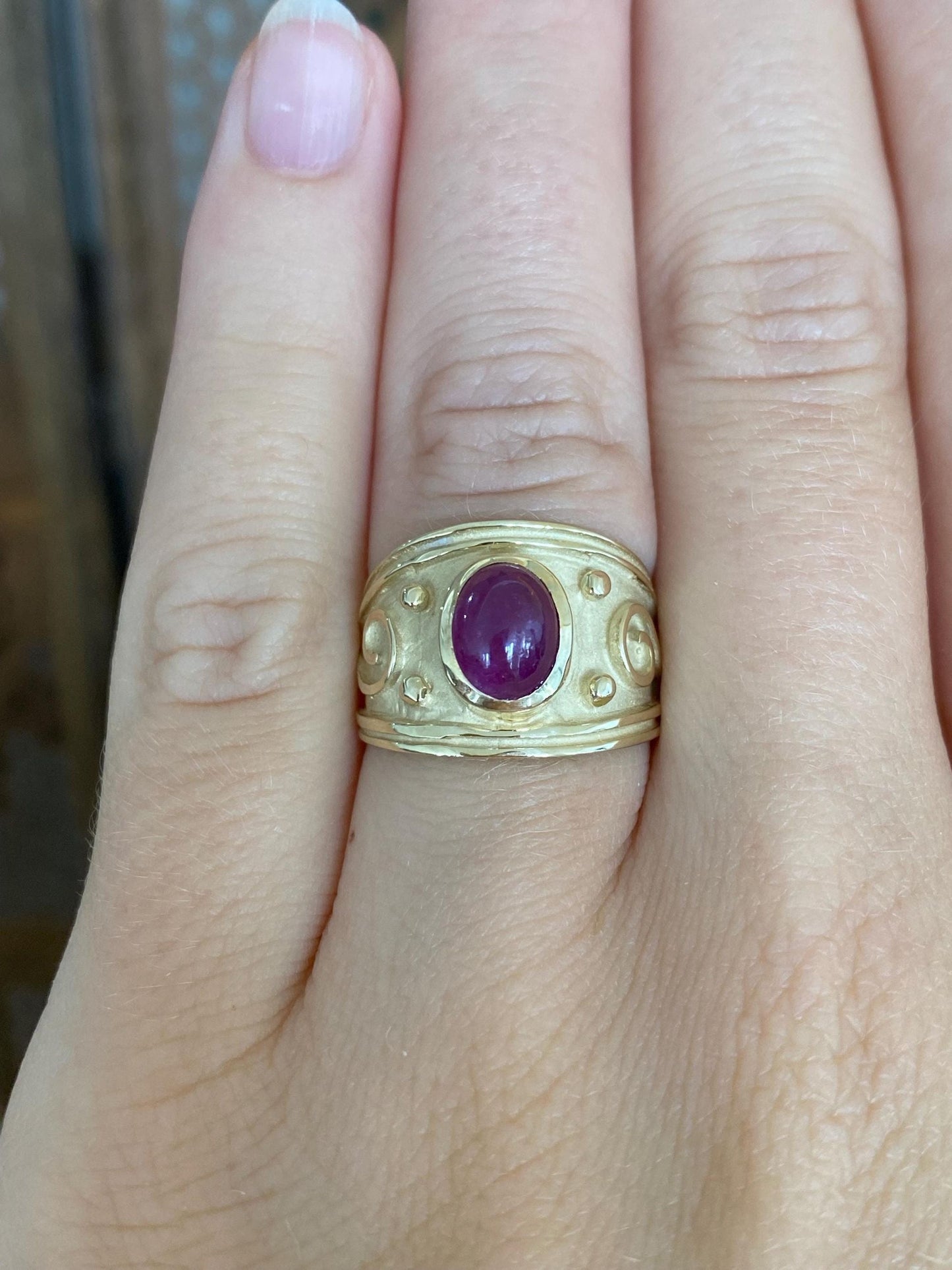 Vintage Solid 14k Yellow Gold Ruby Cabochon Textured Design Tapered Ring - Size 5.75
