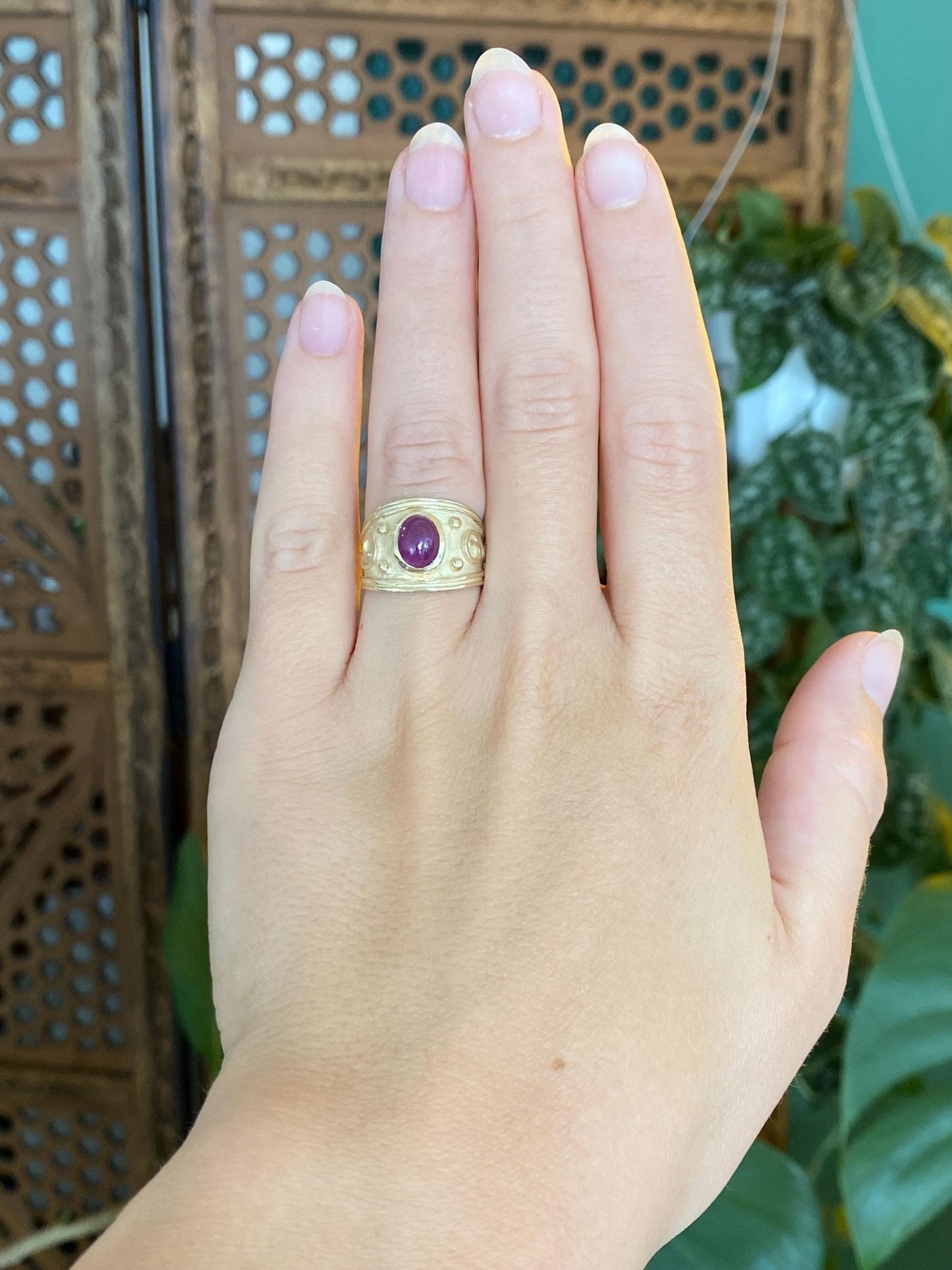 Vintage Solid 14k Yellow Gold Ruby Cabochon Textured Design Tapered Ring - Size 5.75