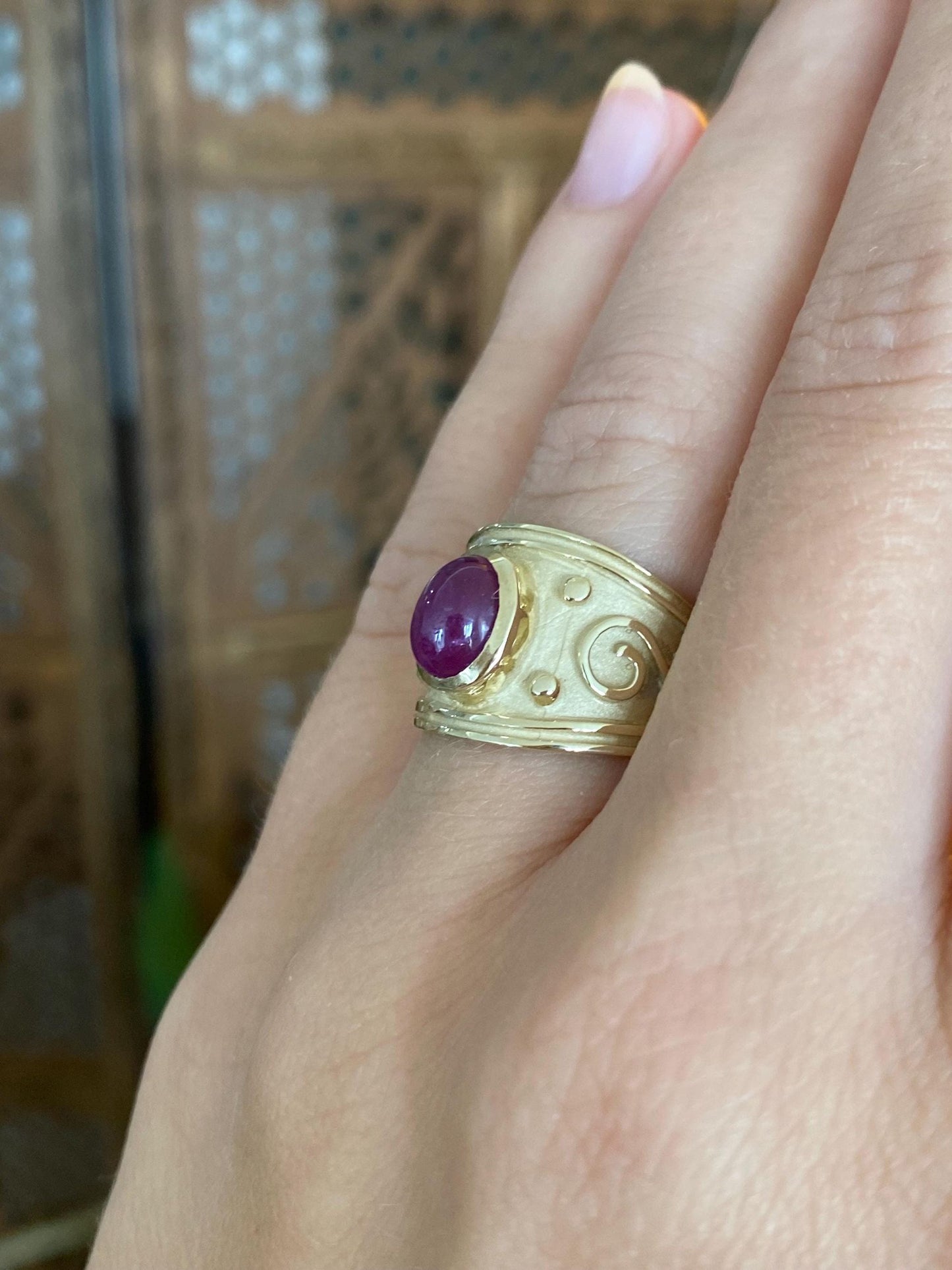 Vintage Solid 14k Yellow Gold Ruby Cabochon Textured Design Tapered Ring - Size 5.75