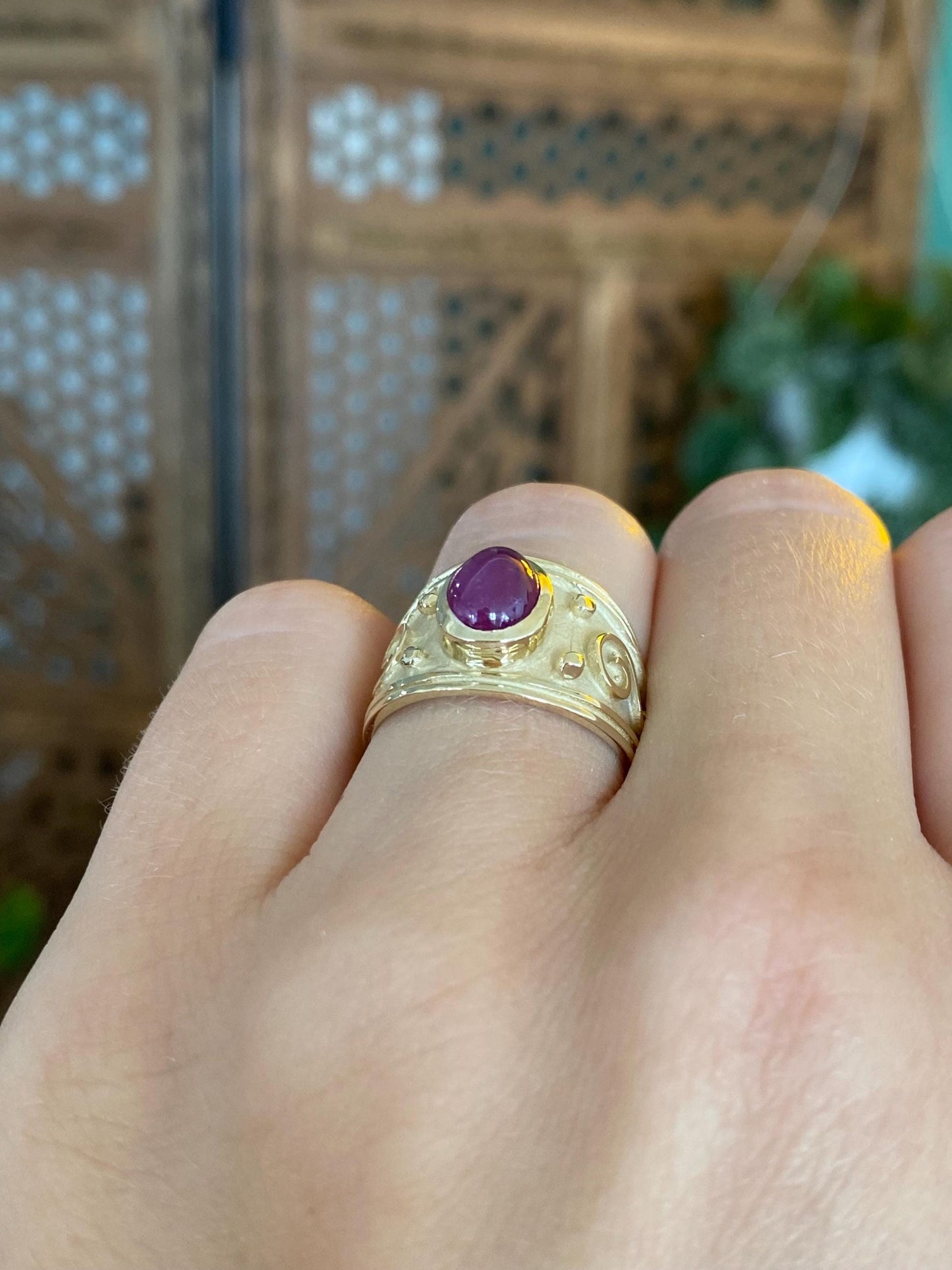 Vintage Solid 14k Yellow Gold Ruby Cabochon Textured Design Tapered Ring - Size 5.75
