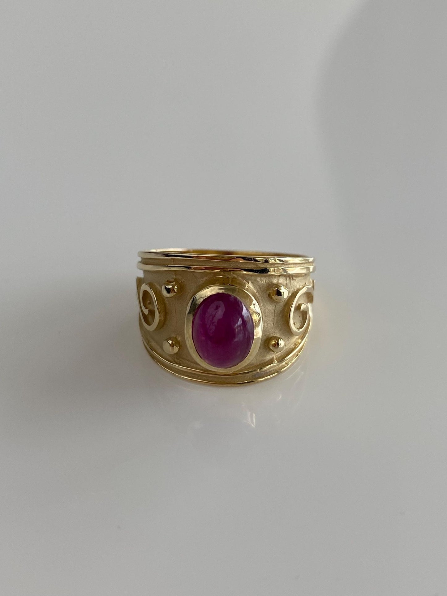 Vintage Solid 14k Yellow Gold Ruby Cabochon Textured Design Tapered Ring - Size 5.75