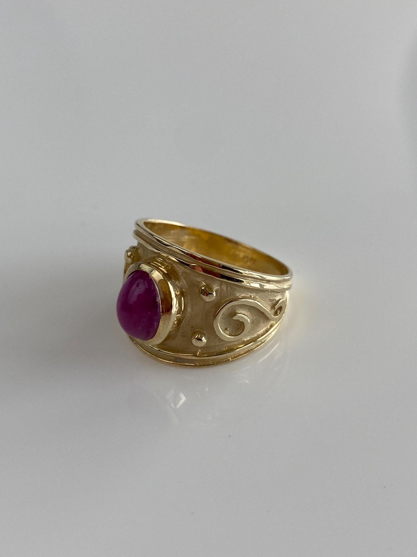 Vintage Solid 14k Yellow Gold Ruby Cabochon Textured Design Tapered Ring - Size 5.75