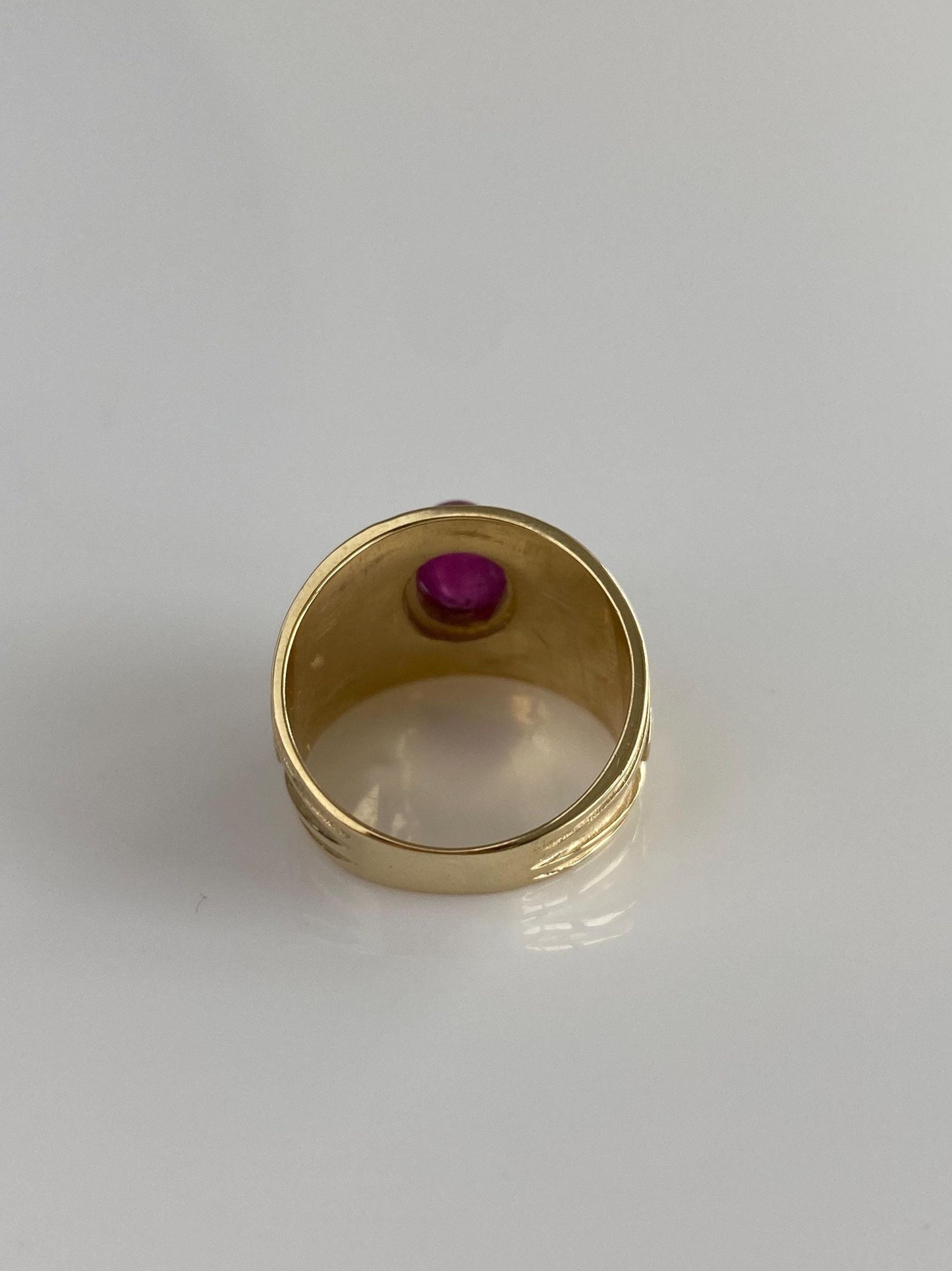 Vintage Solid 14k Yellow Gold Ruby Cabochon Textured Design Tapered Ring - Size 5.75