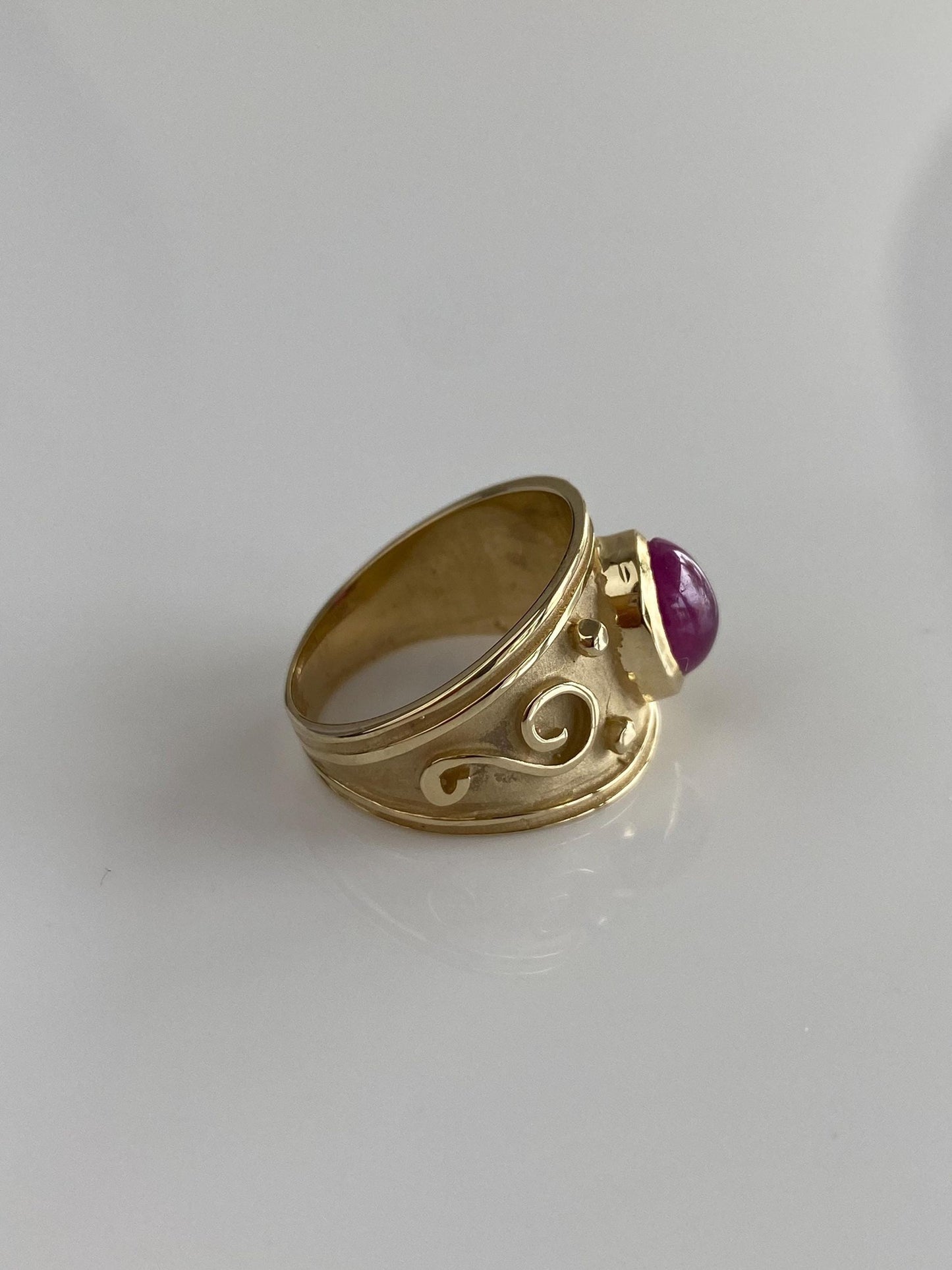 Vintage Solid 14k Yellow Gold Ruby Cabochon Textured Design Tapered Ring - Size 5.75