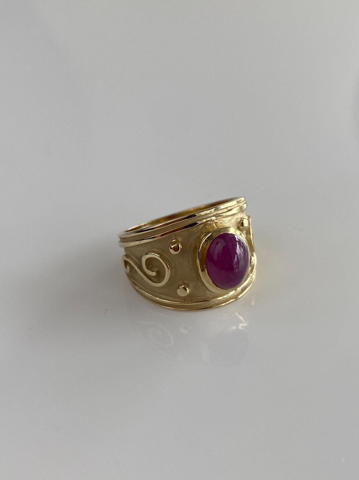 Vintage Solid 14k Yellow Gold Ruby Cabochon Textured Design Tapered Ring - Size 5.75