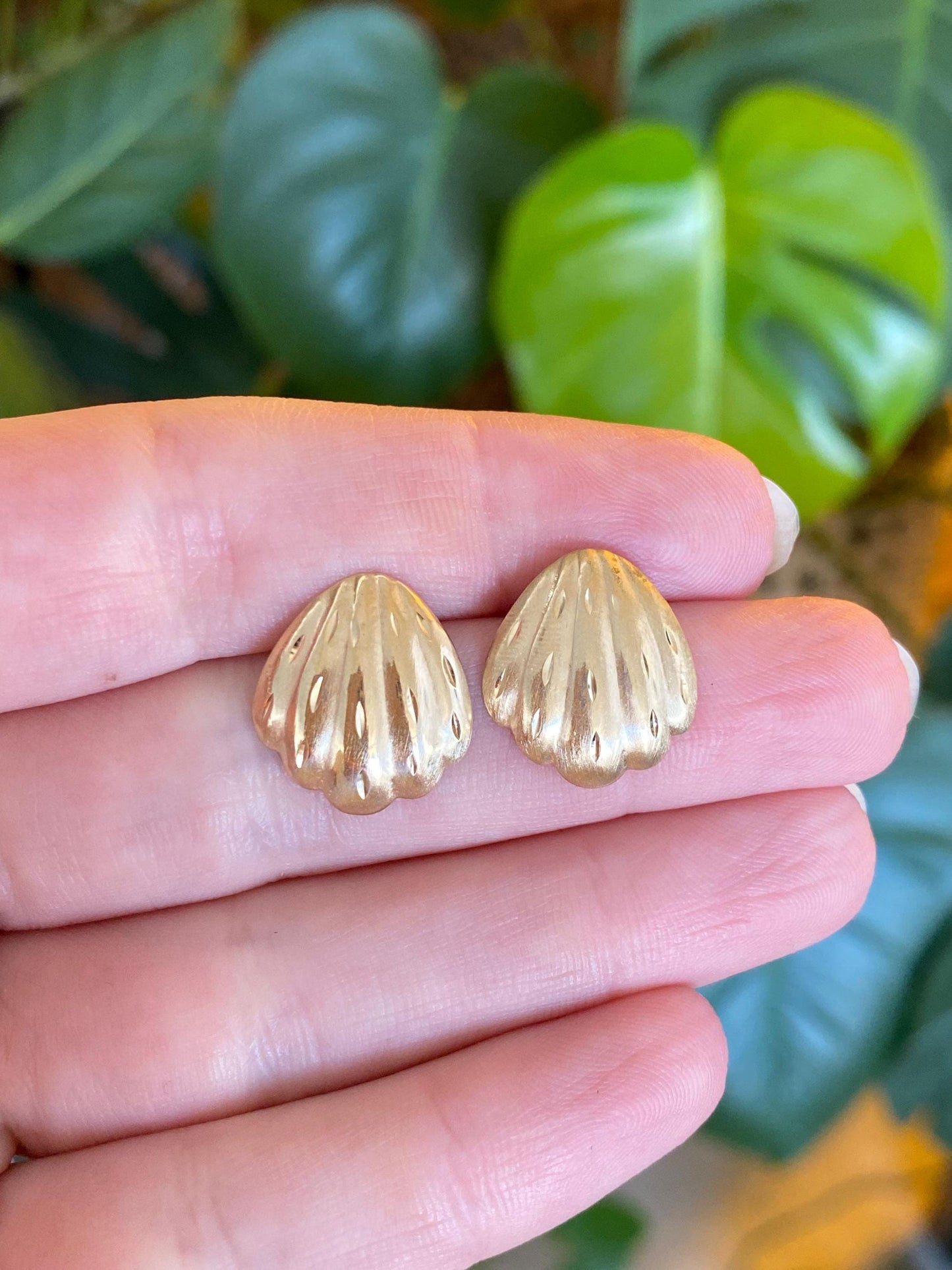 Vintage Solid 14k Yellow Gold Diamond Cut Shell Fan Stud Earrings