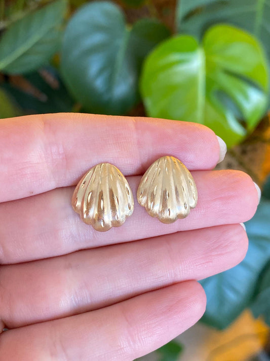 Vintage Solid 14k Yellow Gold Diamond Cut Shell Fan Stud Earrings