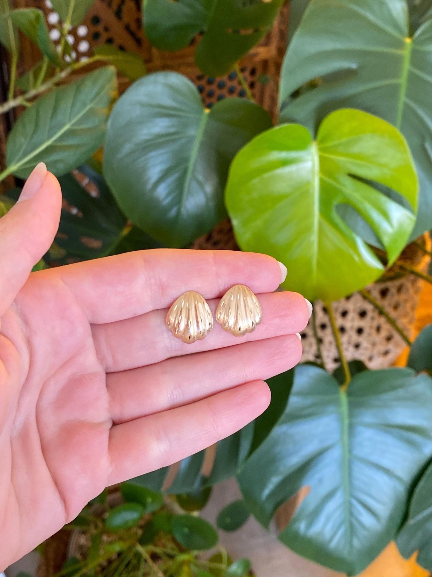 Vintage Solid 14k Yellow Gold Diamond Cut Shell Fan Stud Earrings