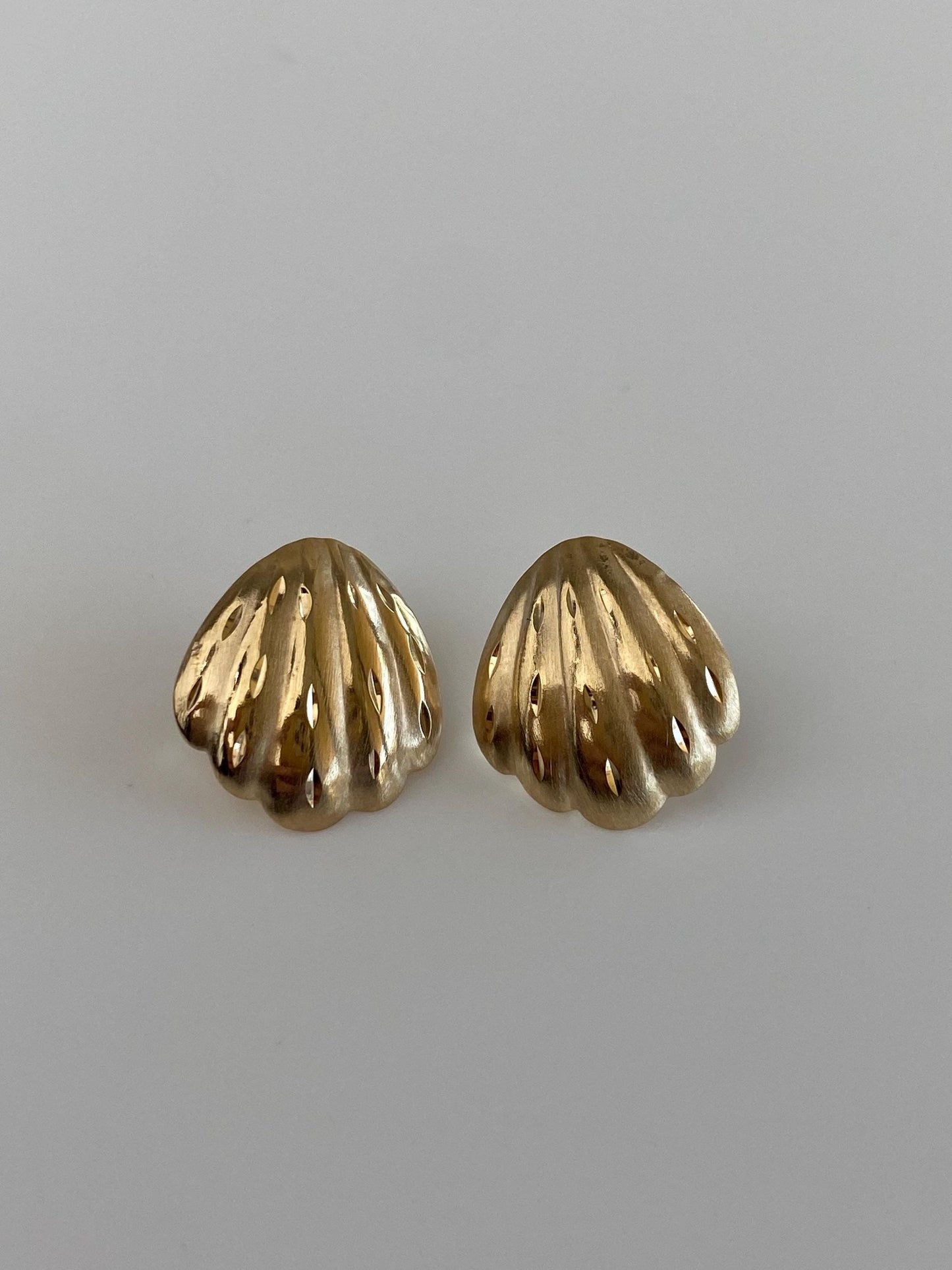 Vintage Solid 14k Yellow Gold Diamond Cut Shell Fan Stud Earrings