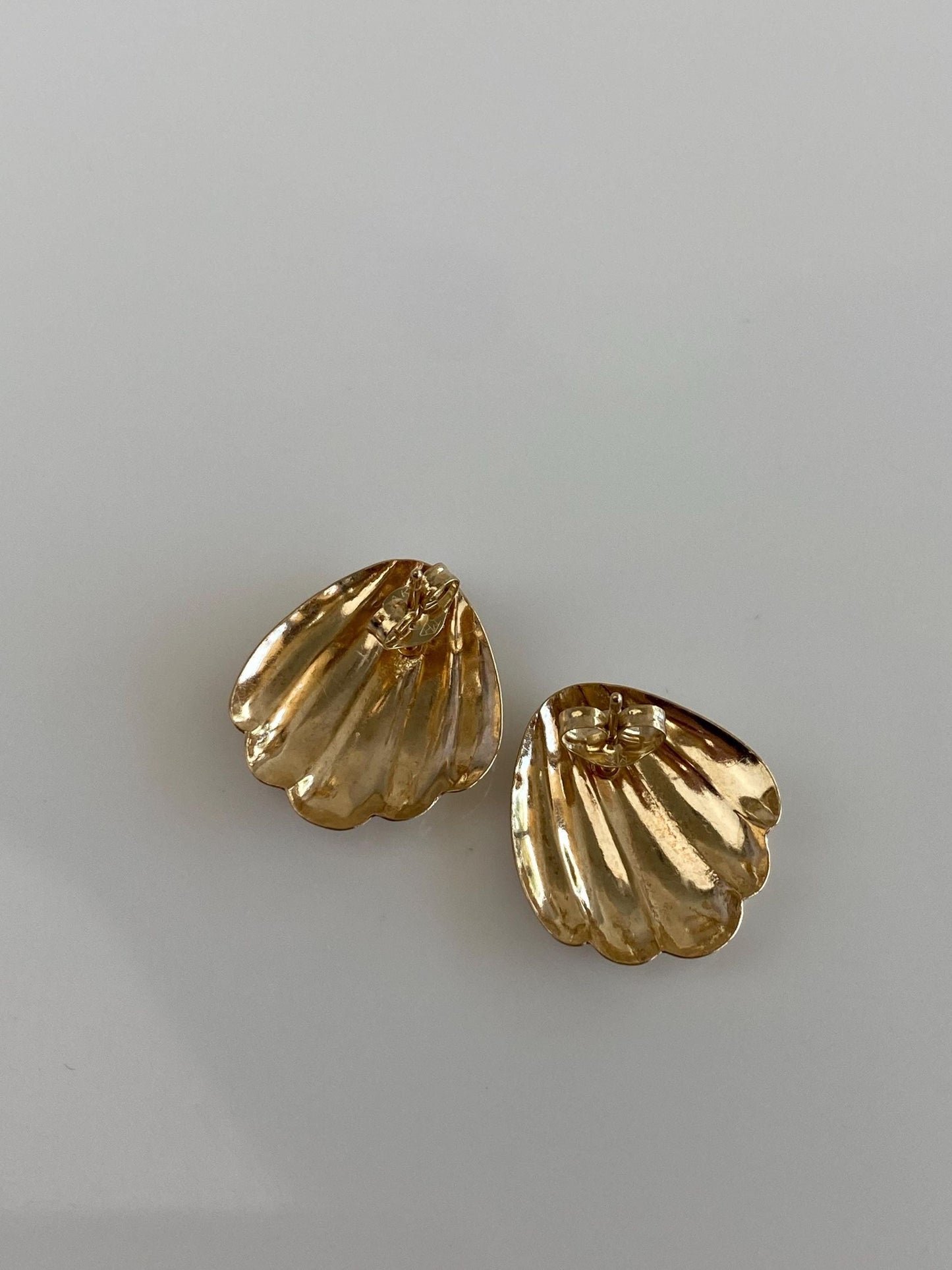 Vintage Solid 14k Yellow Gold Diamond Cut Shell Fan Stud Earrings