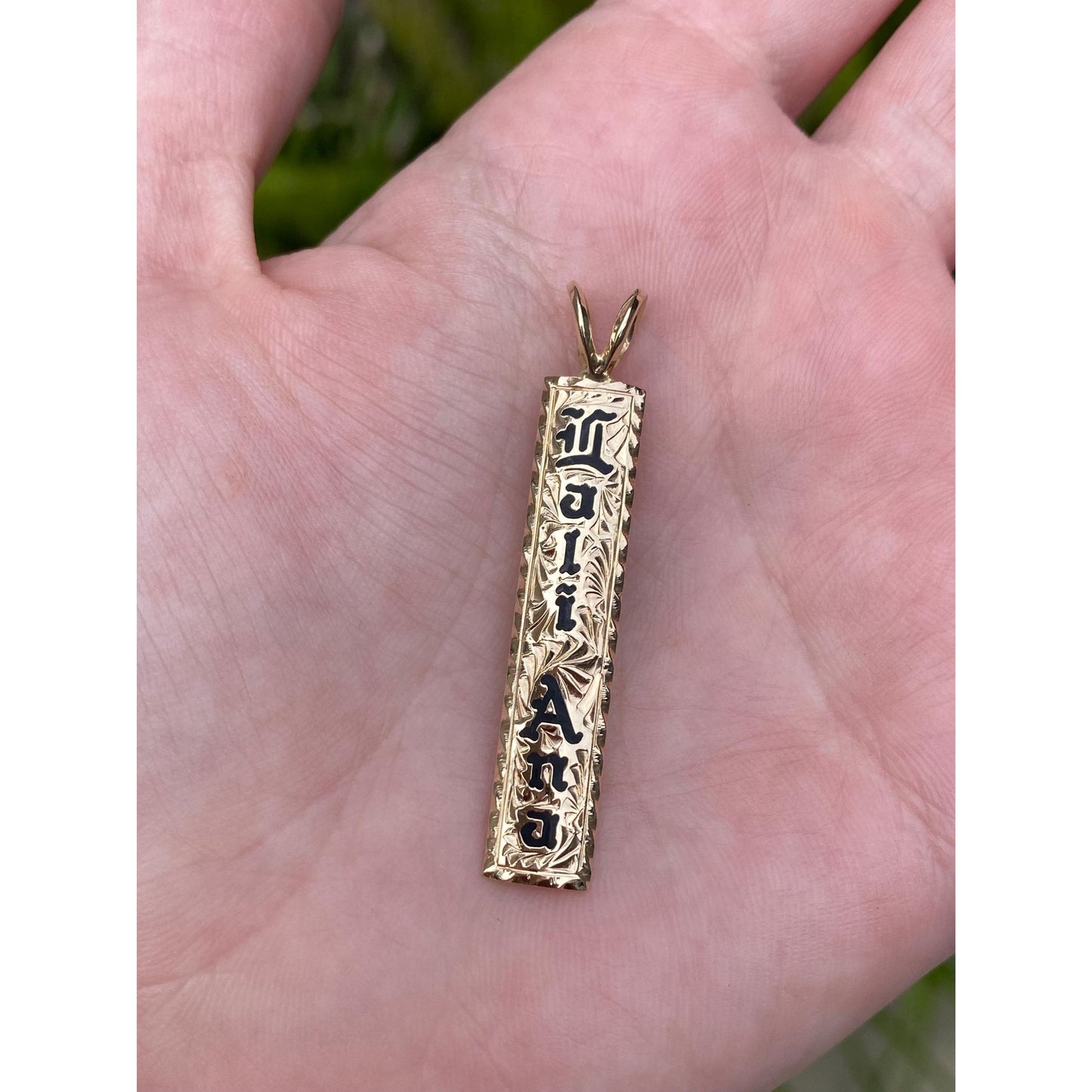 Vintage Solid 14k Yellow Gold Black Enamel Hawaiian 'Lali Ana' Floral Engraved Charm