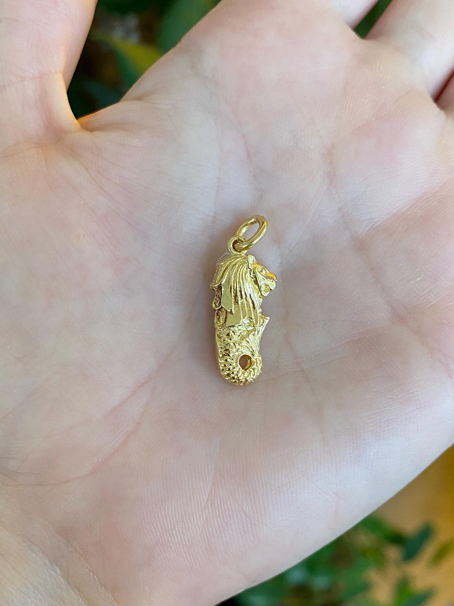 Vintage Solid 18k Yellow Gold Singapore Merlion Charm